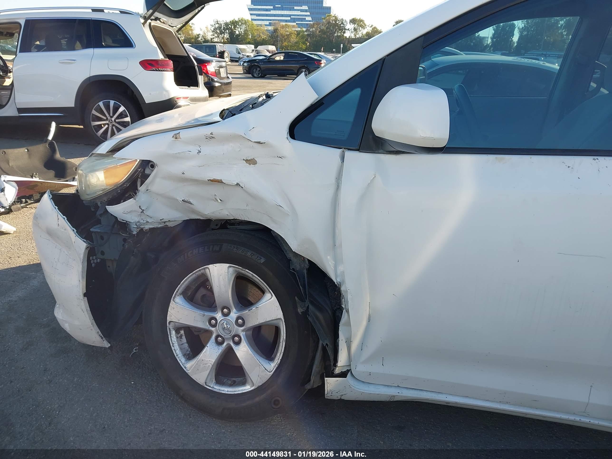 TOYOTA SIENNA image 6