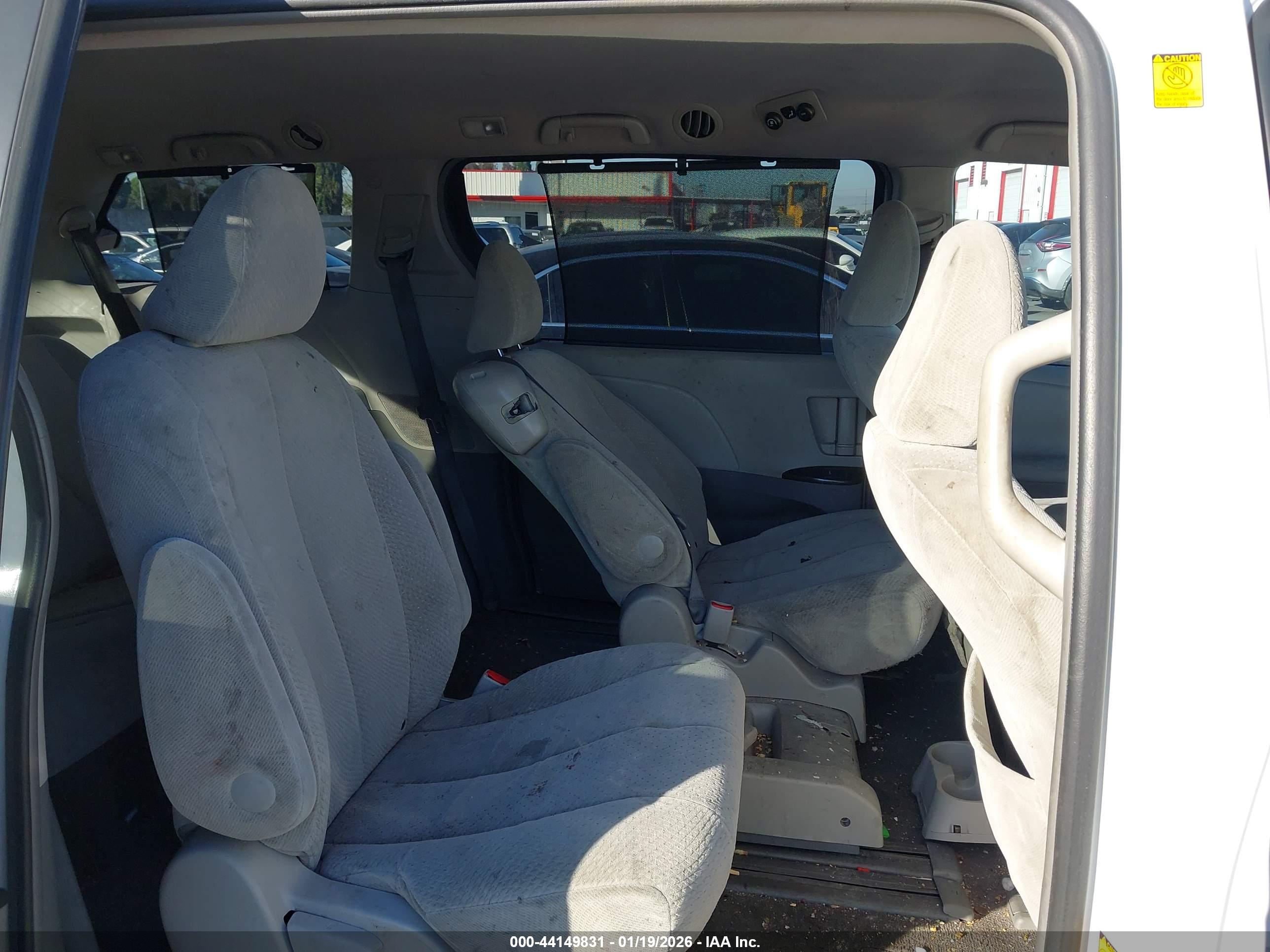 TOYOTA SIENNA image 8