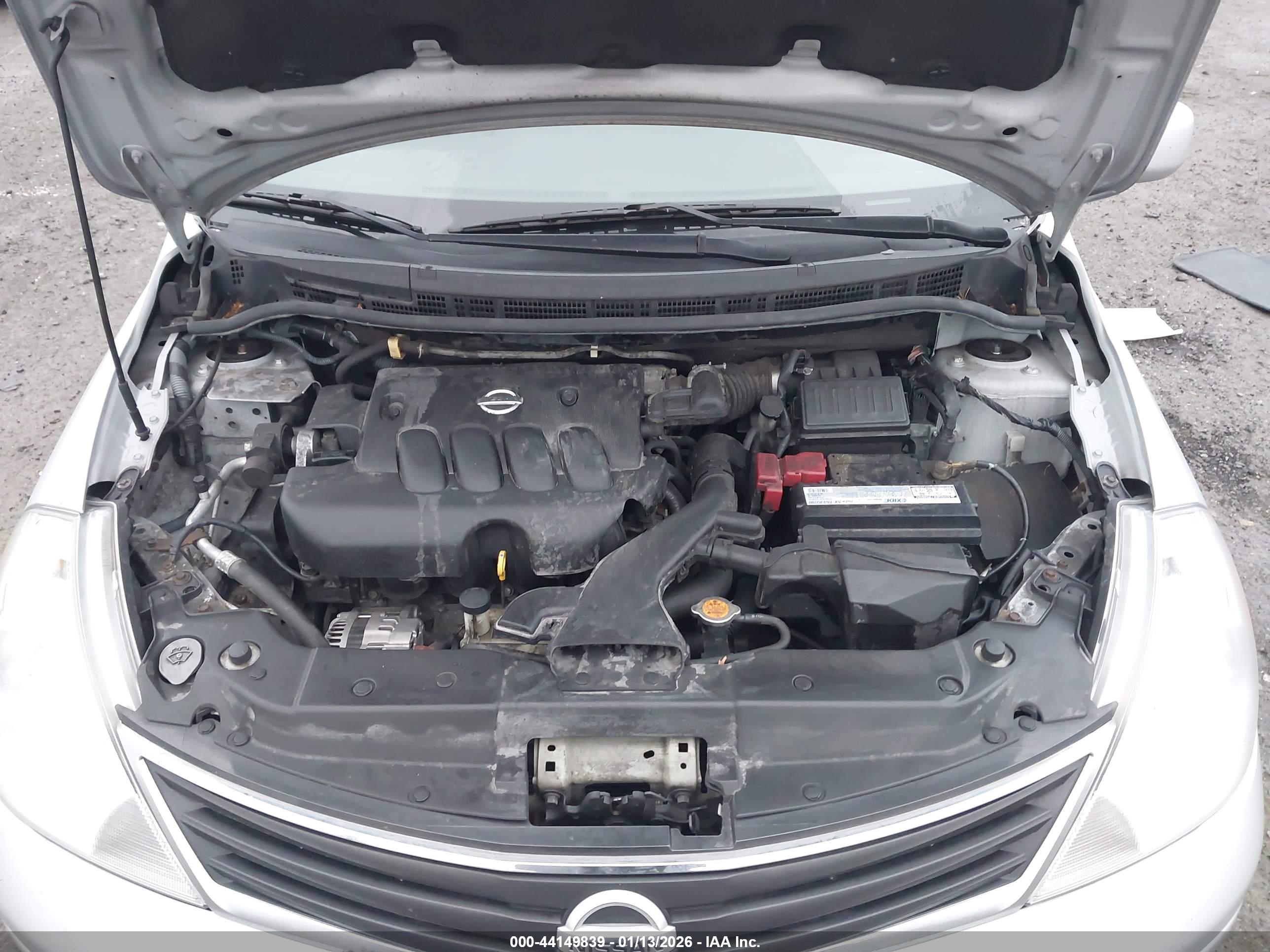 NISSAN VERSA image 10