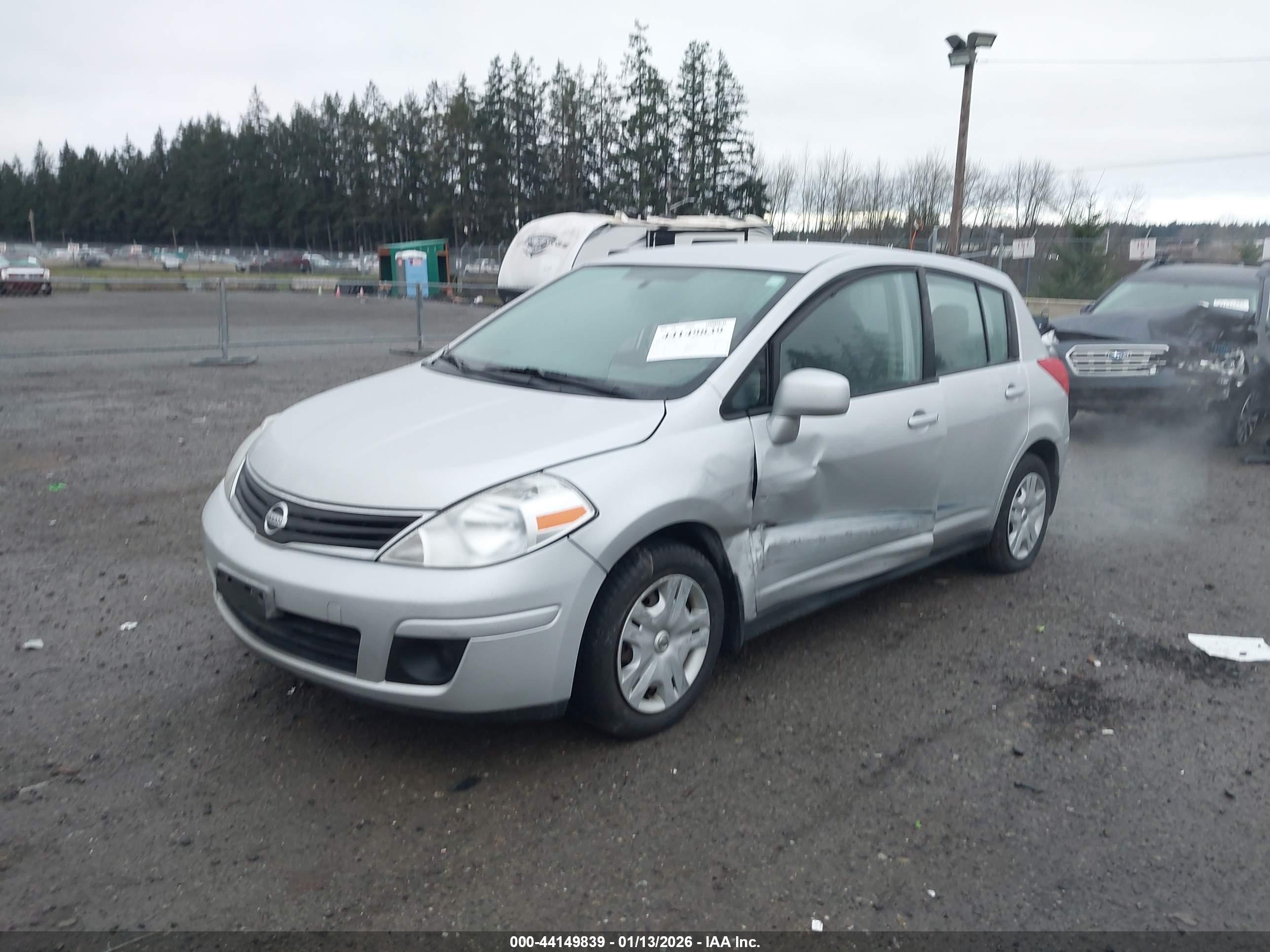 NISSAN VERSA image 6
