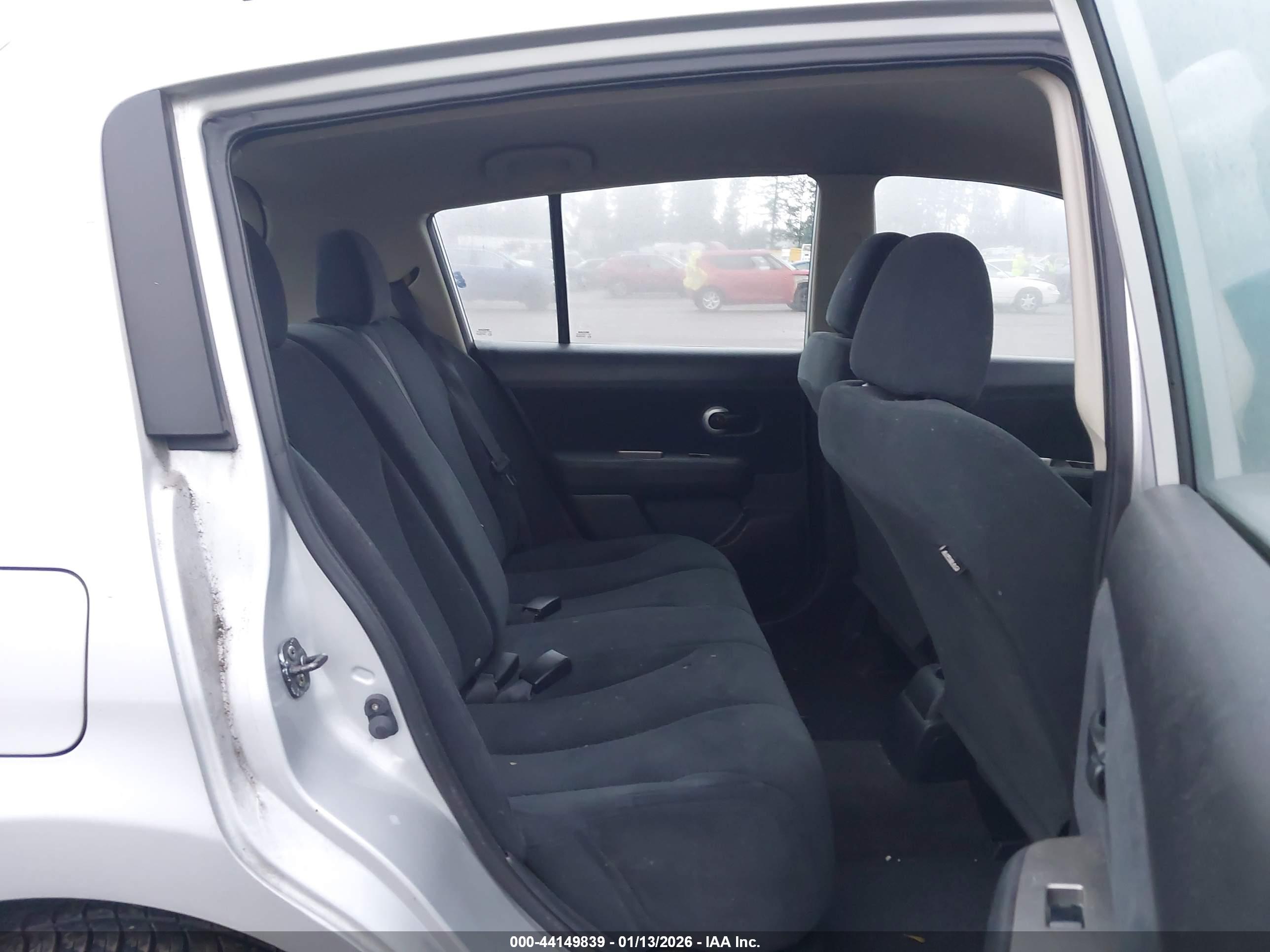 NISSAN VERSA image 8