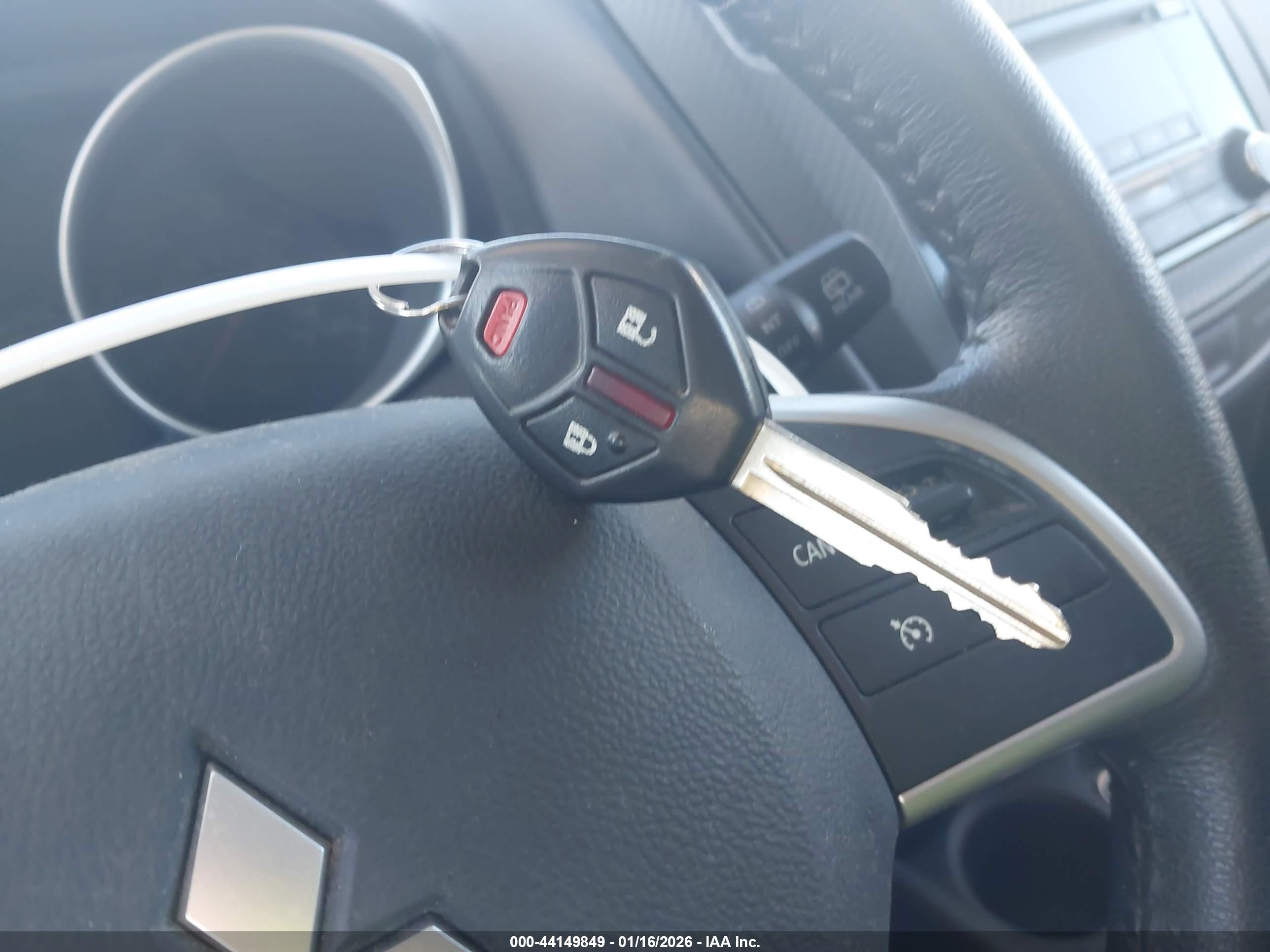 MITSUBISHI OUTLANDER image 11