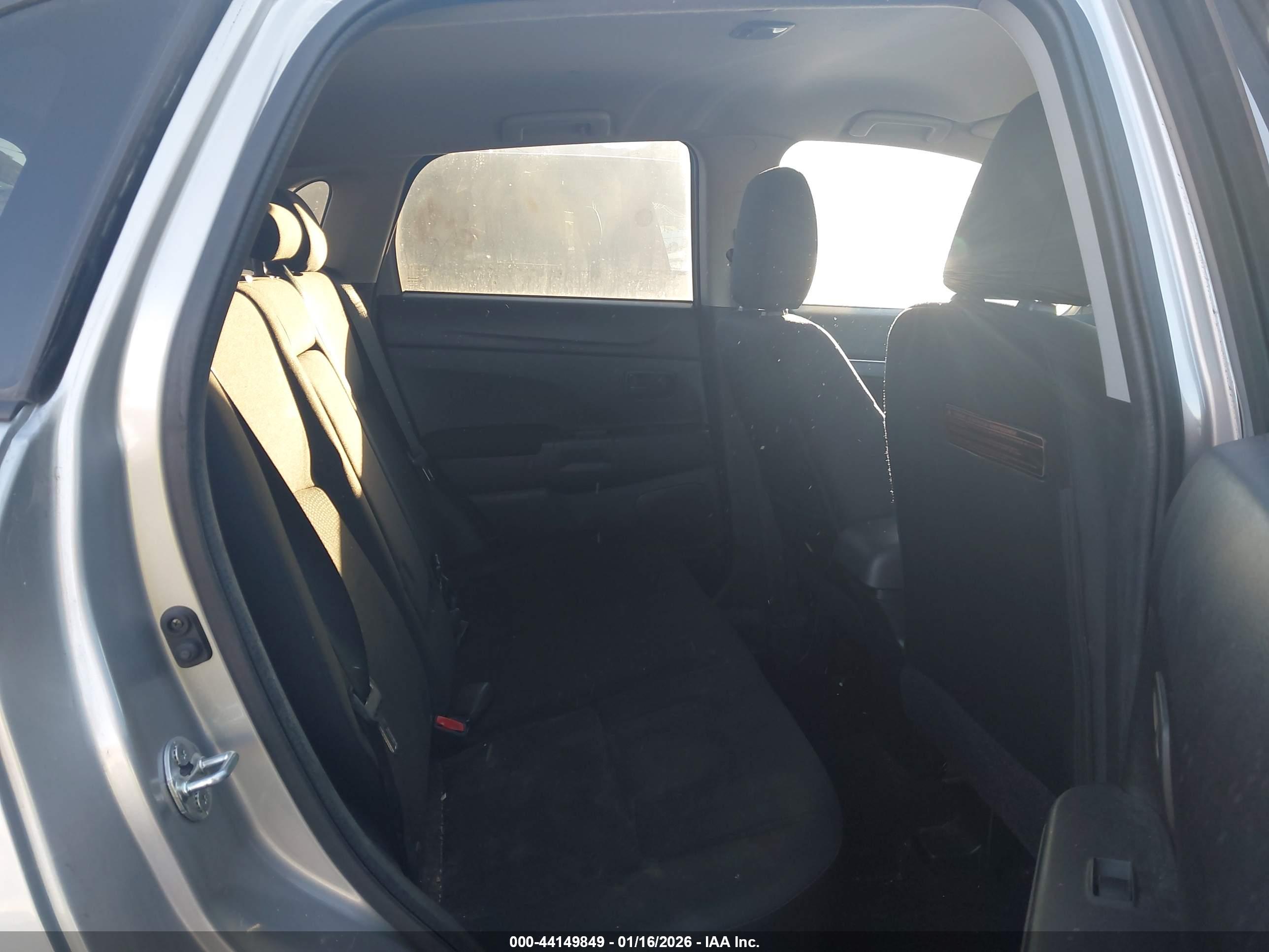 MITSUBISHI OUTLANDER image 8
