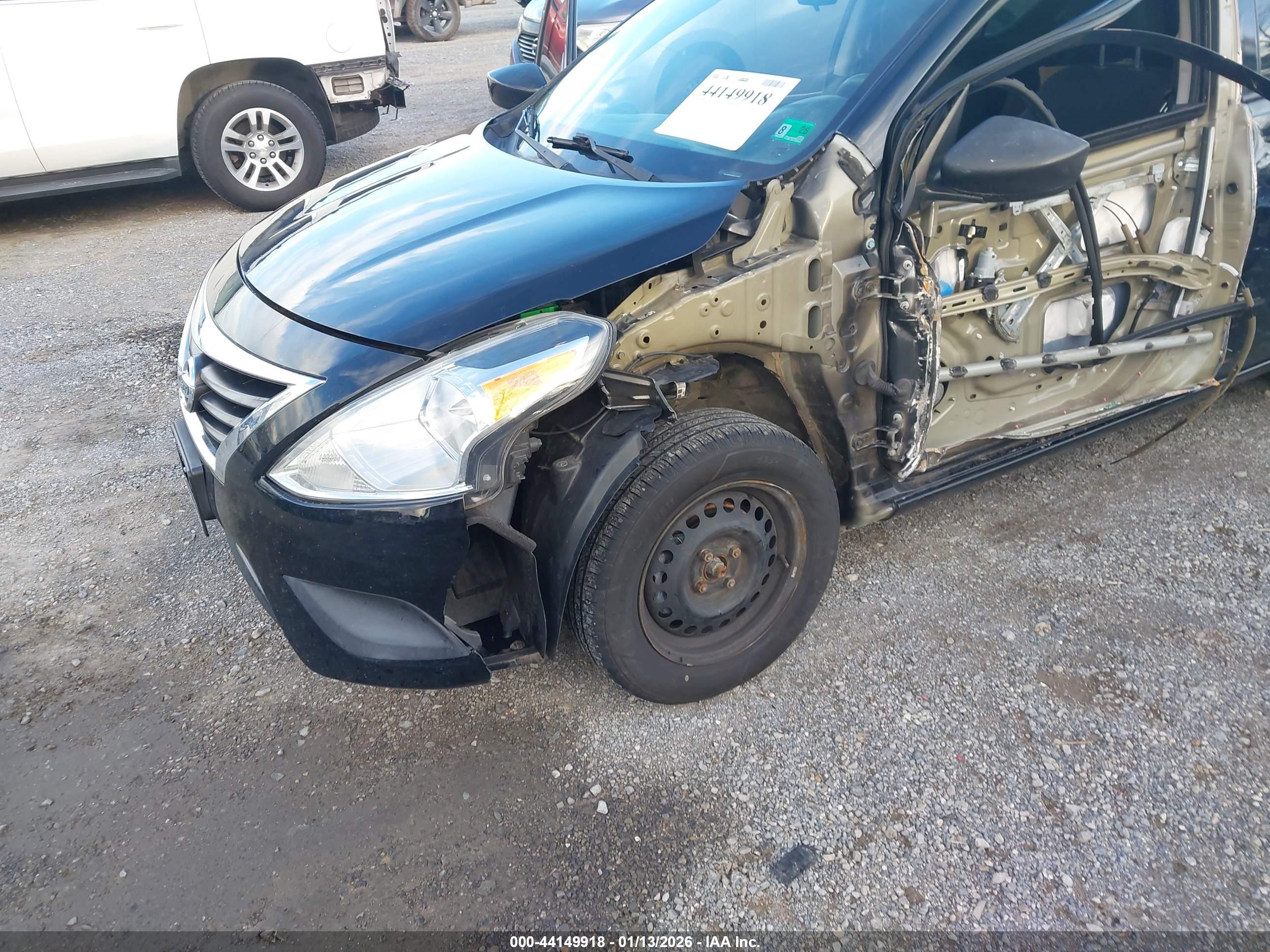 NISSAN VERSA image 6