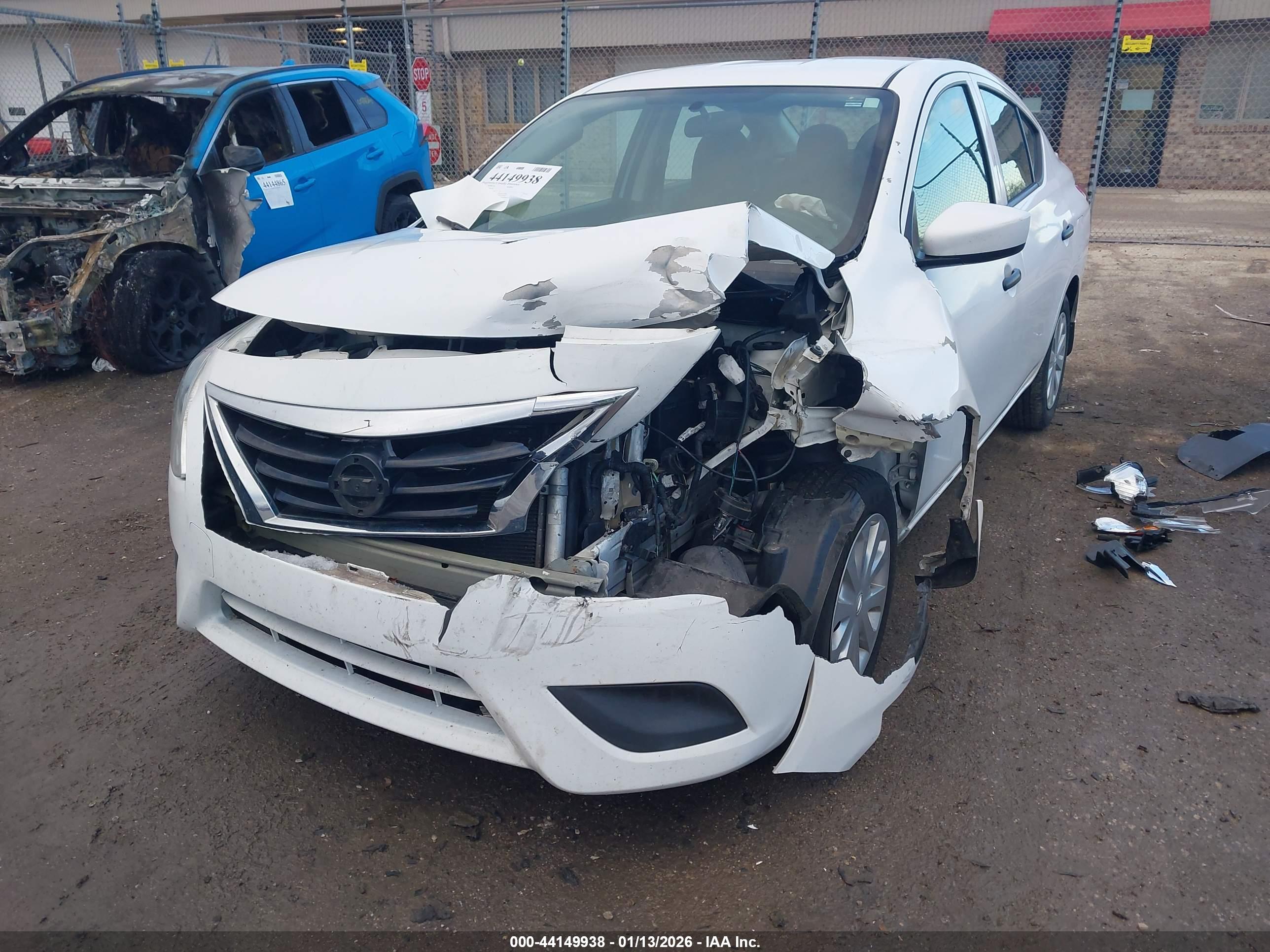 NISSAN VERSA image 6