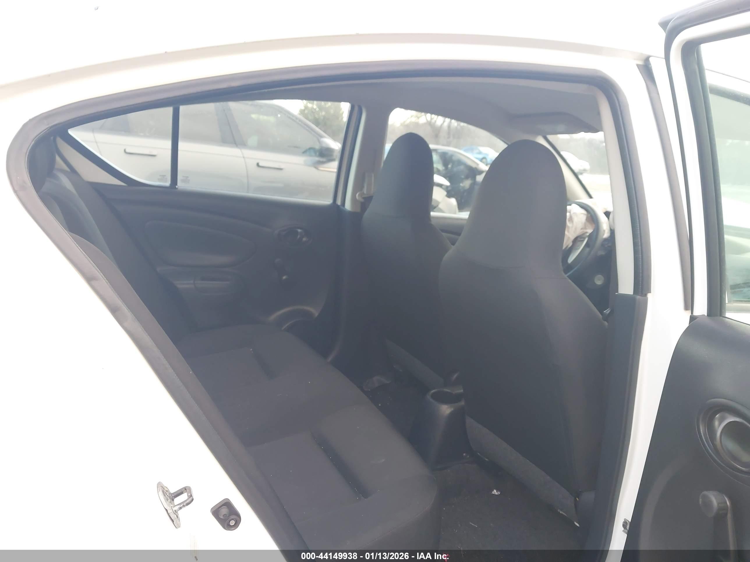 NISSAN VERSA image 8