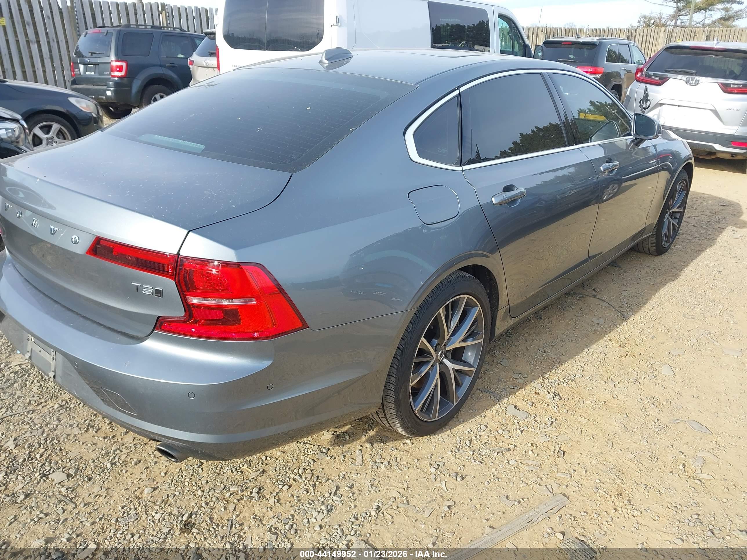 VOLVO S90 image 4
