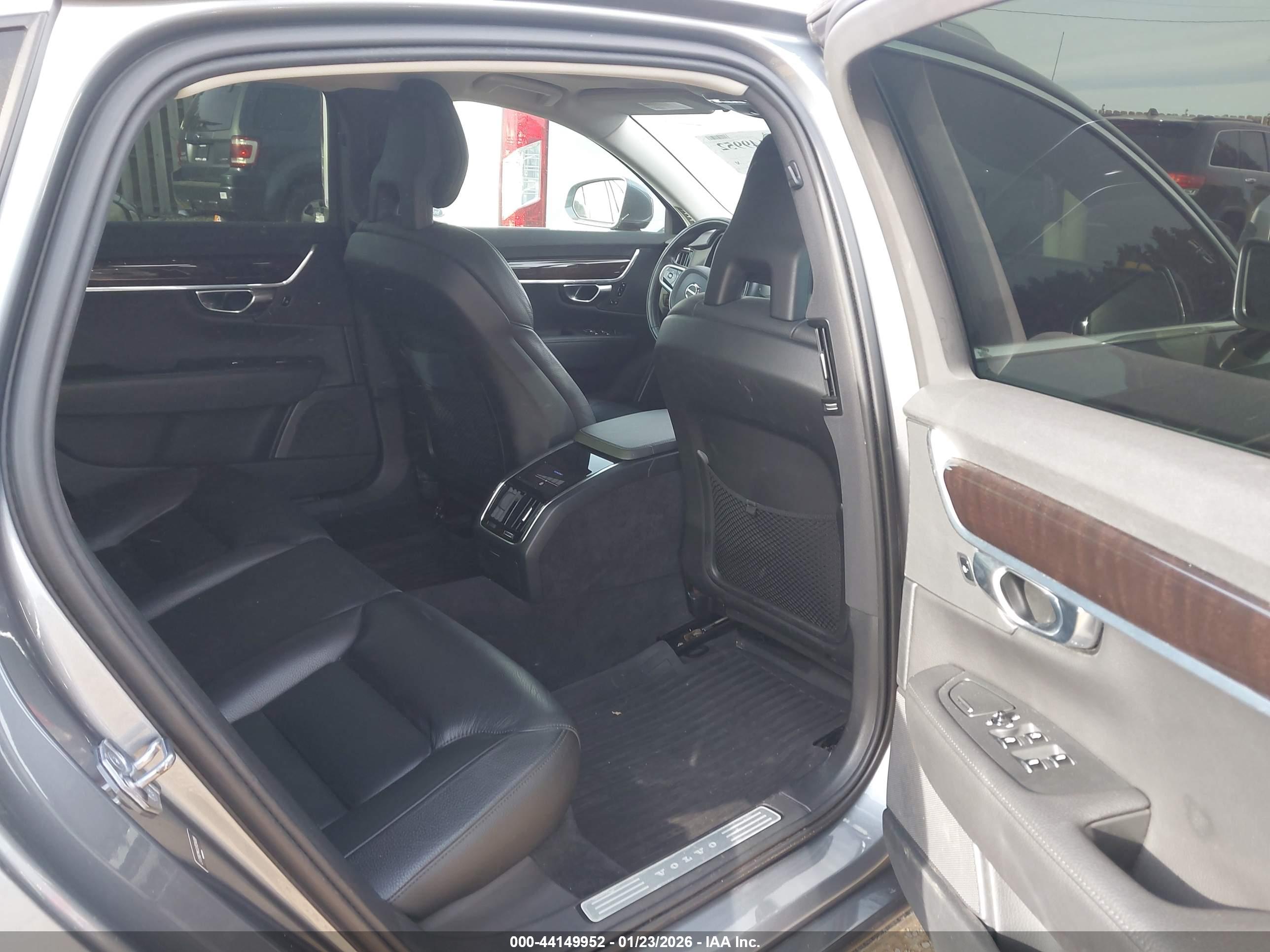 VOLVO S90 image 8