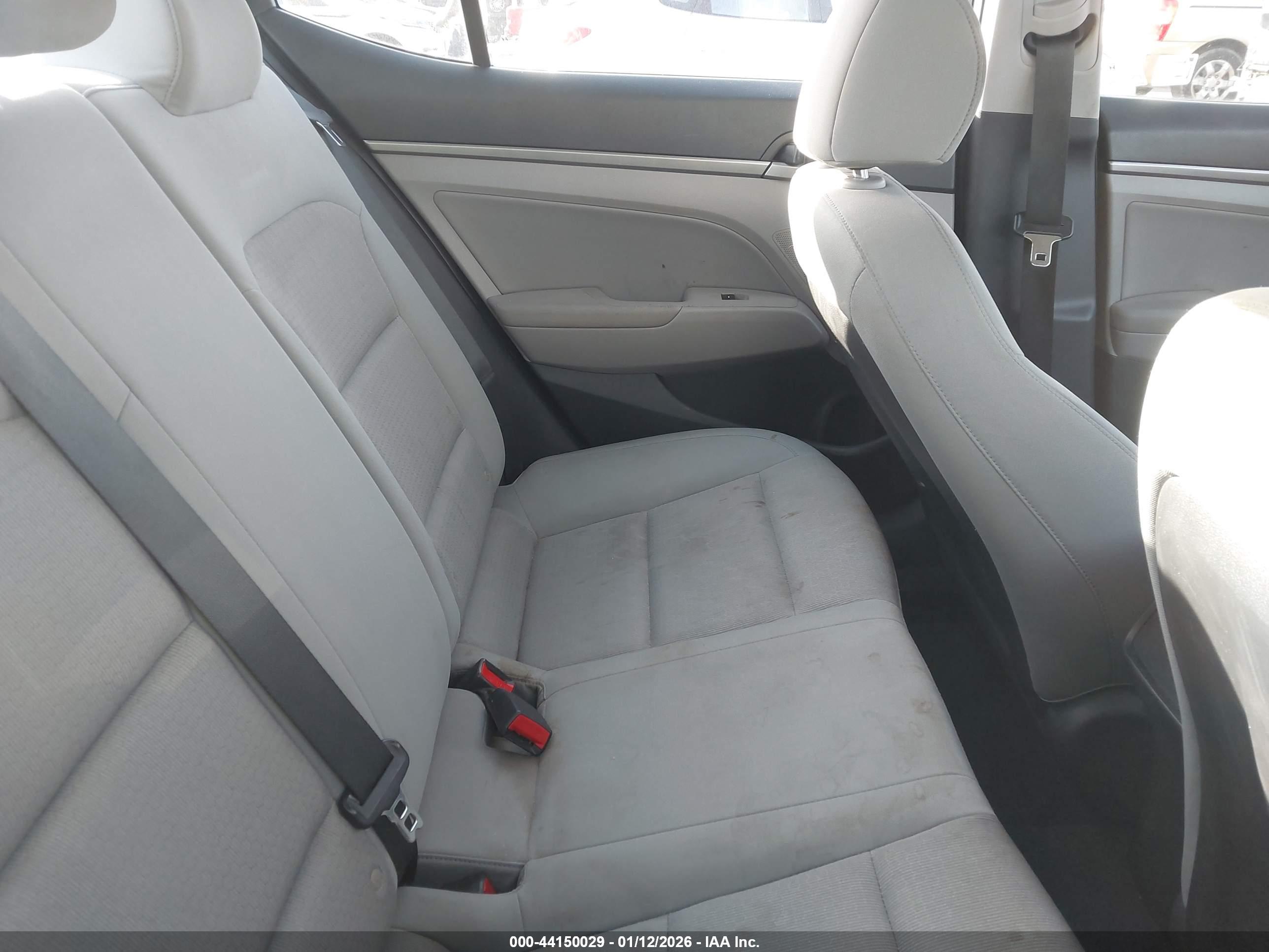 HYUNDAI ELANTRA image 8