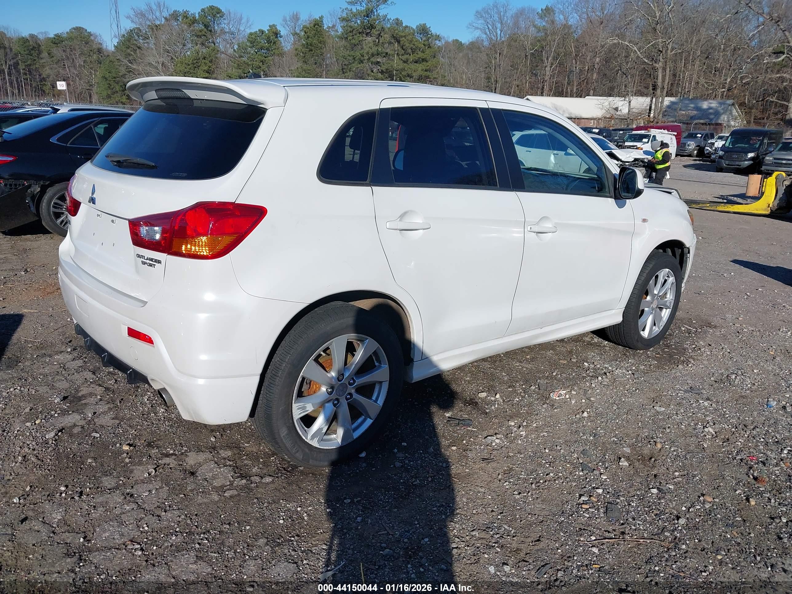 MITSUBISHI OUTLANDER image 4