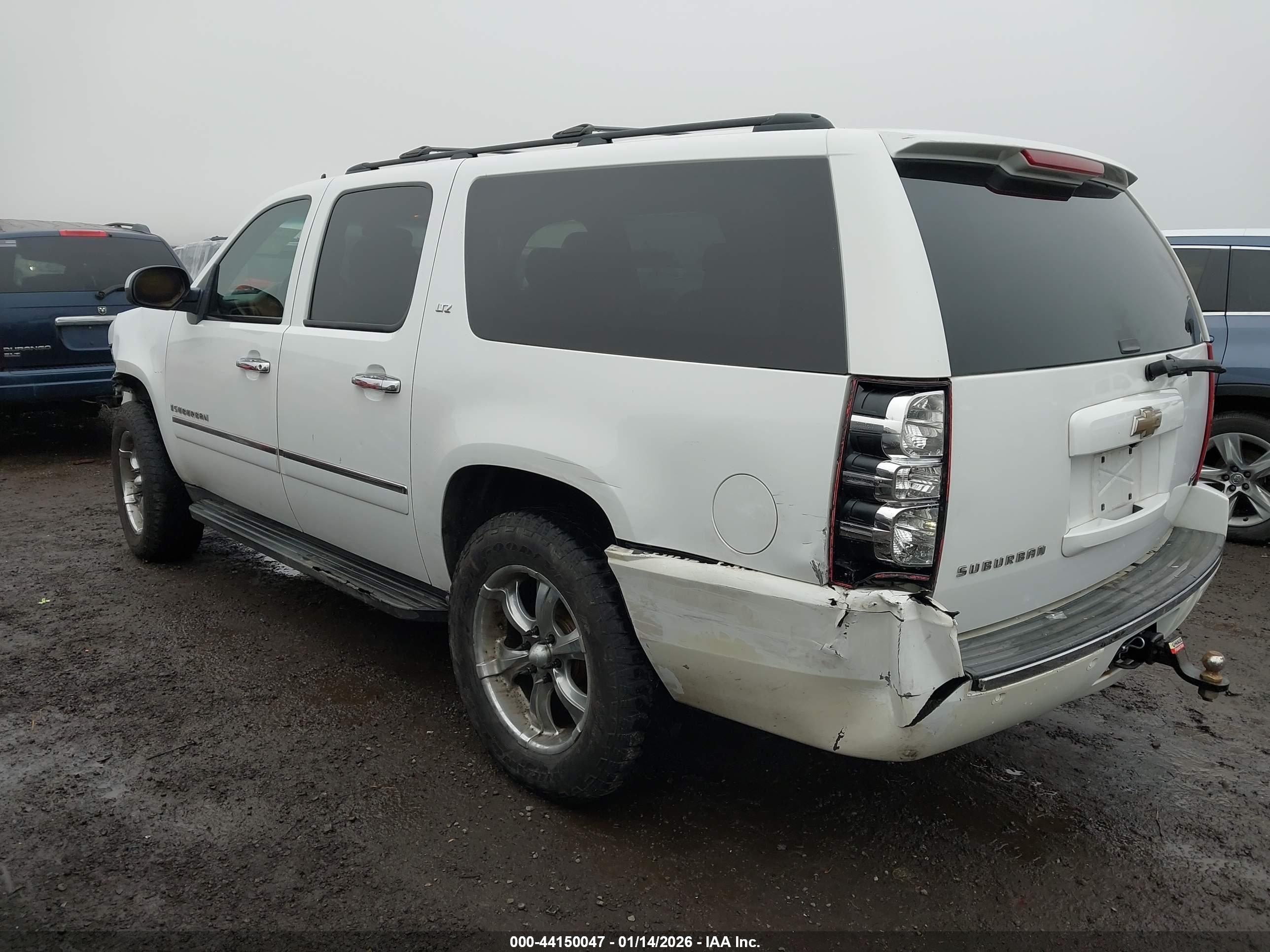 CHEVROLET SUBURBAN image 3