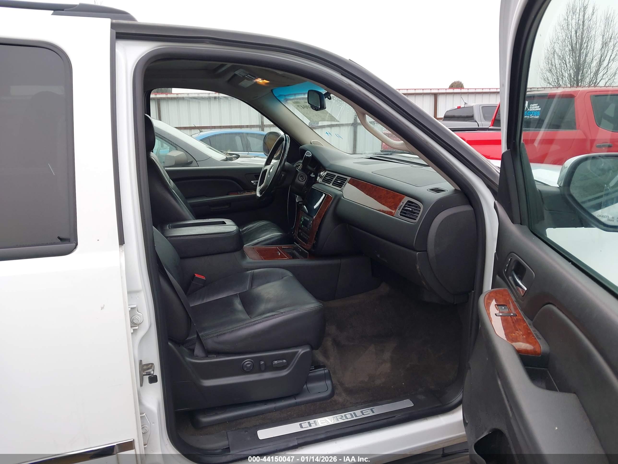 CHEVROLET SUBURBAN image 5