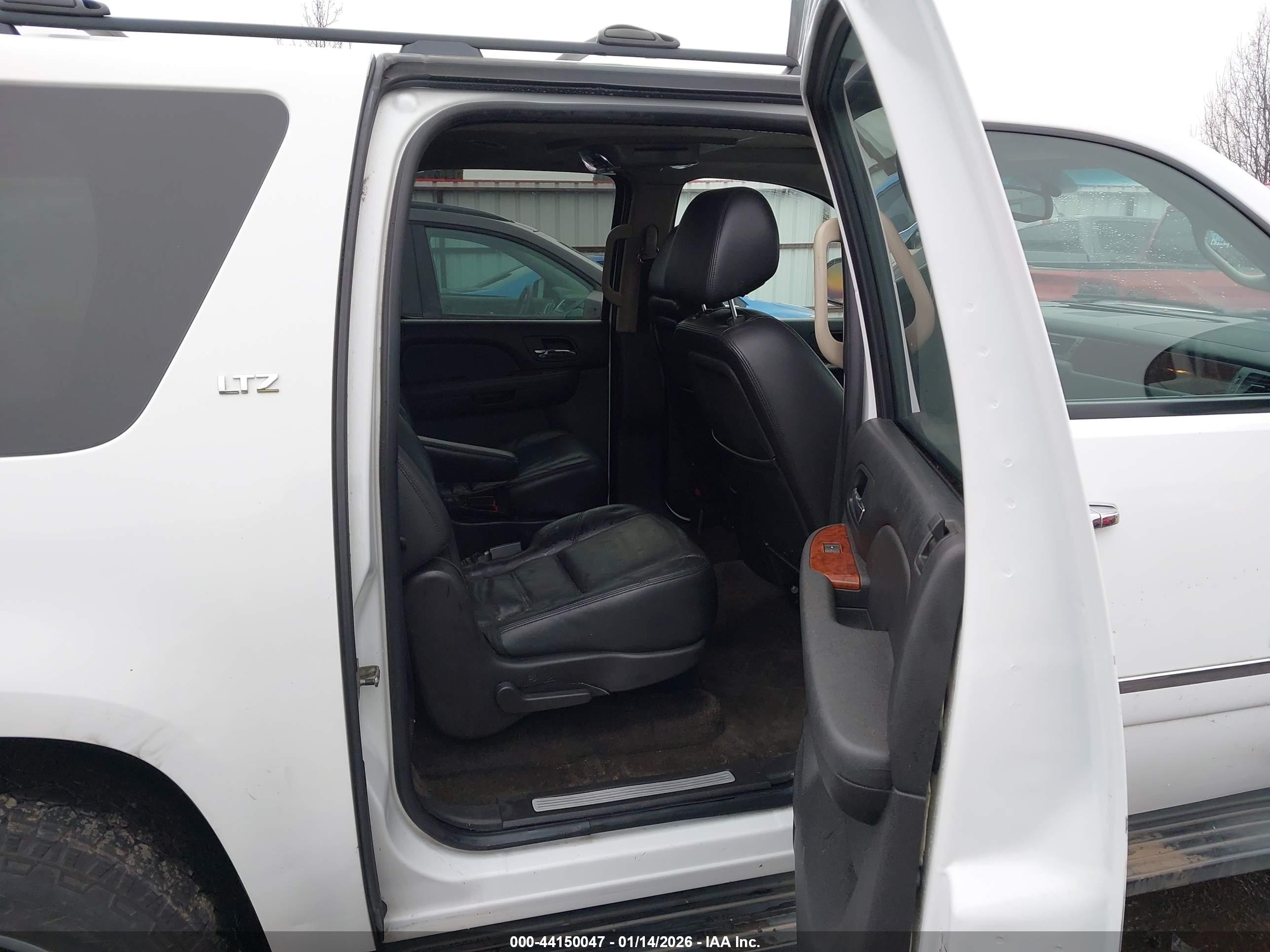 CHEVROLET SUBURBAN image 8