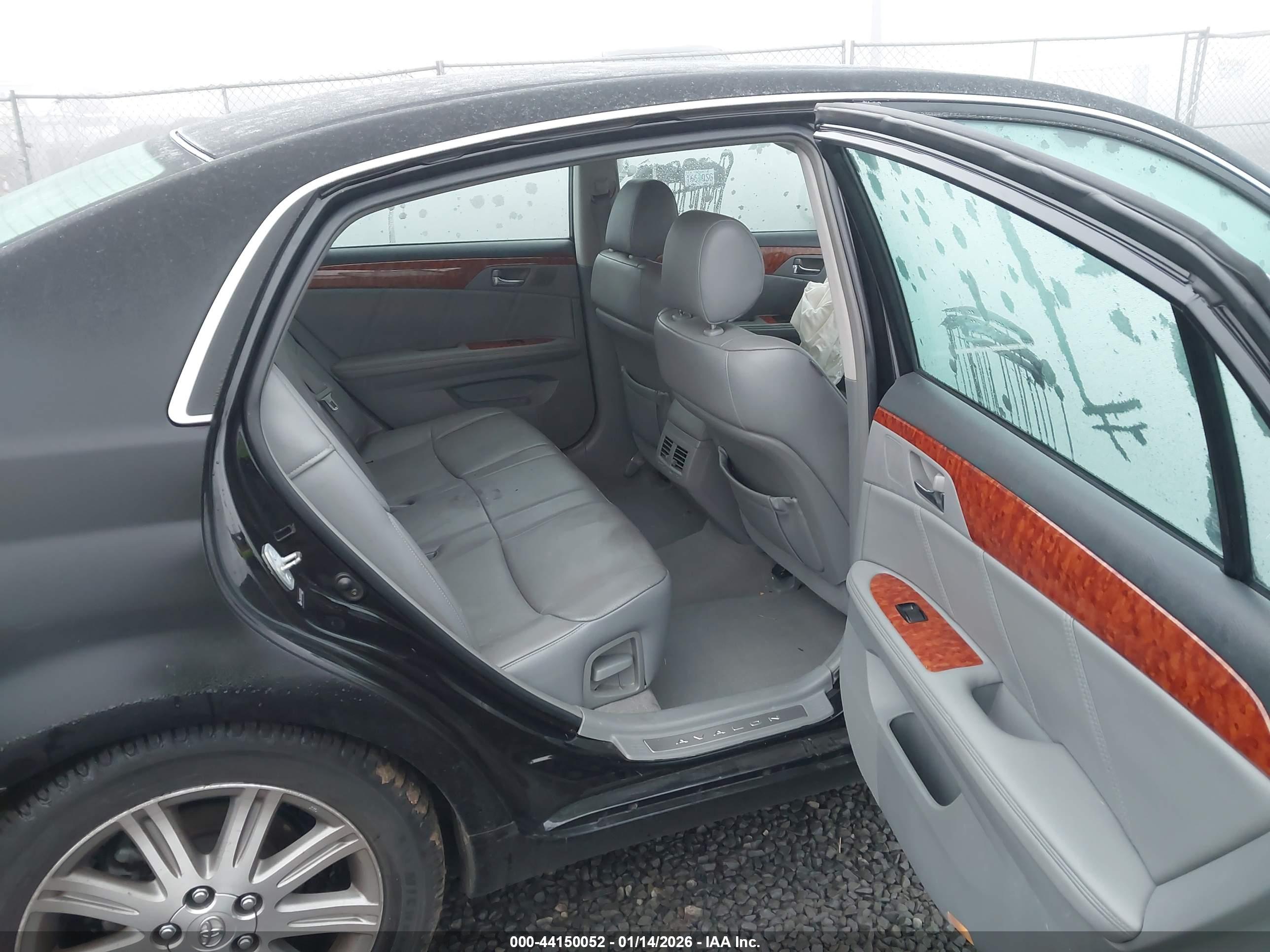 TOYOTA AVALON image 8