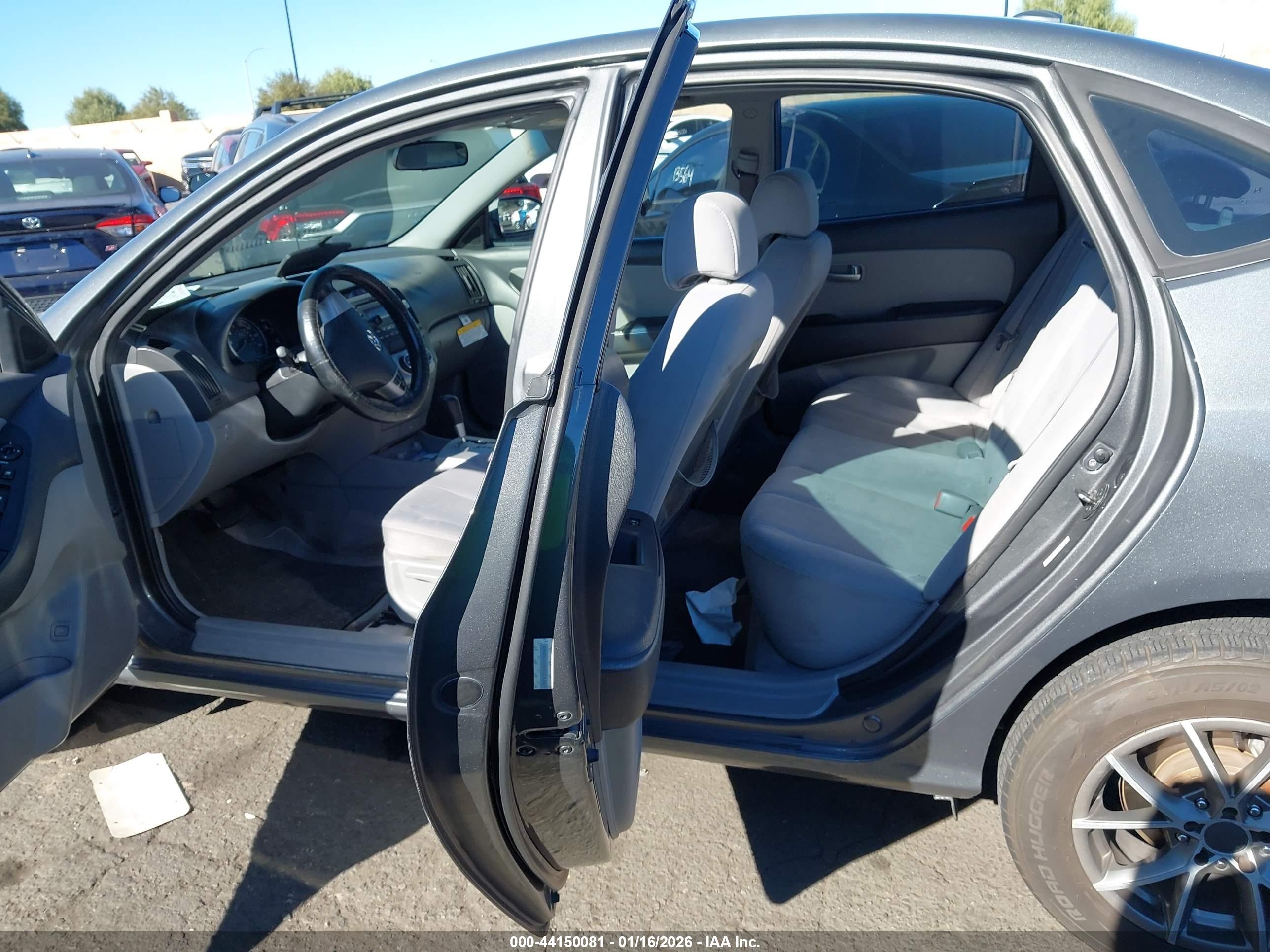 HYUNDAI ELANTRA image 8