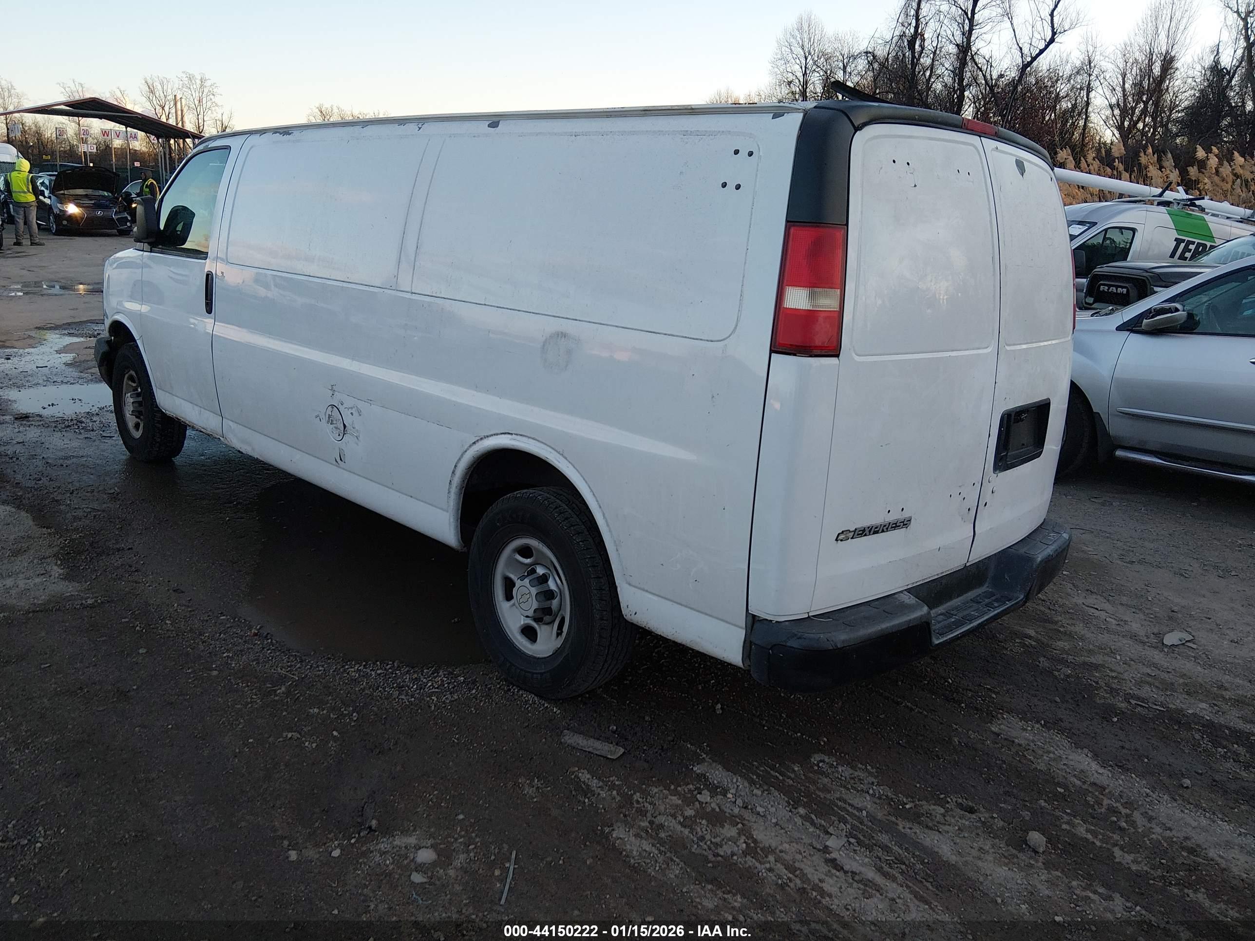CHEVROLET EXPRESS image 3