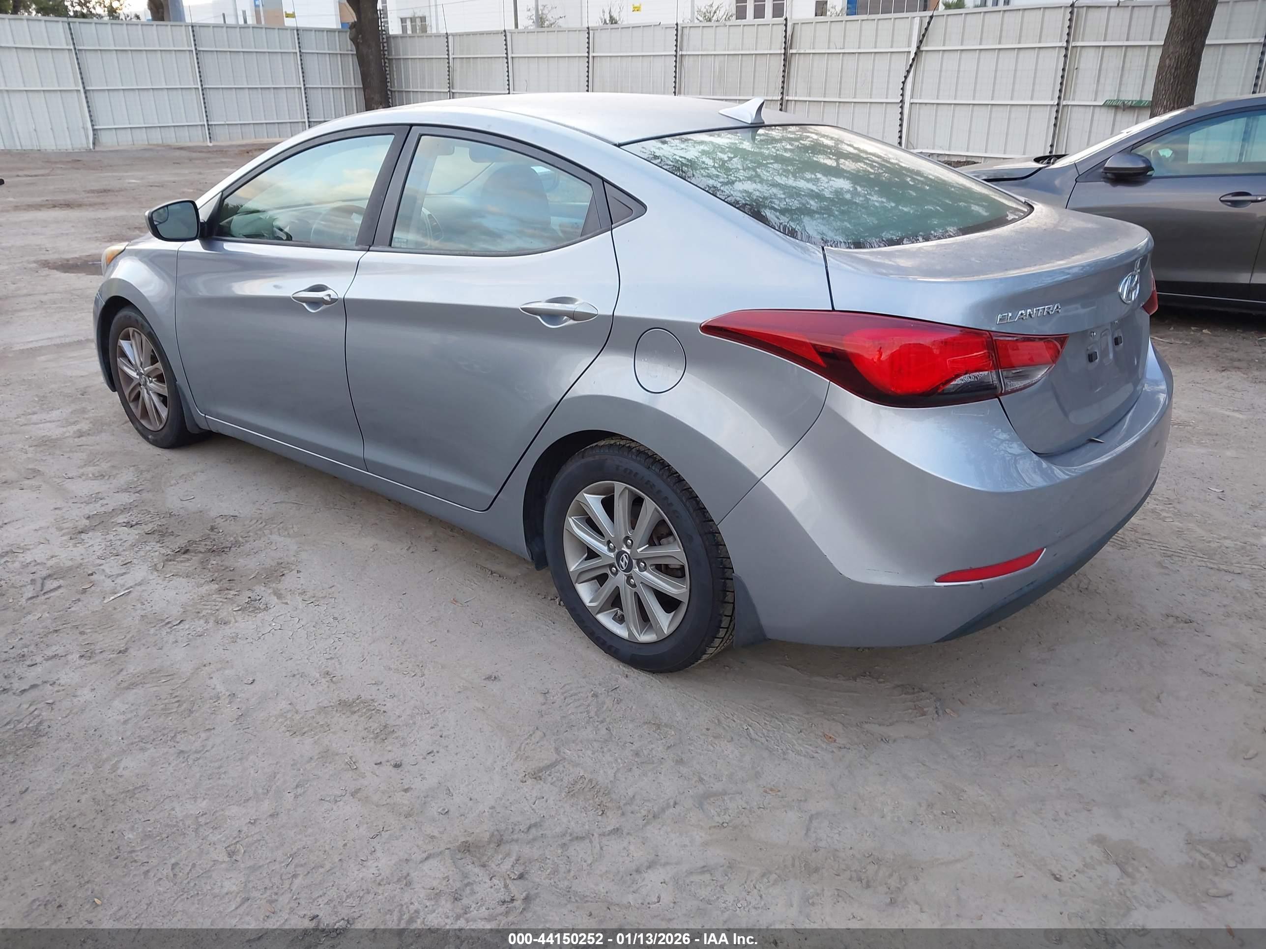 HYUNDAI ELANTRA image 3