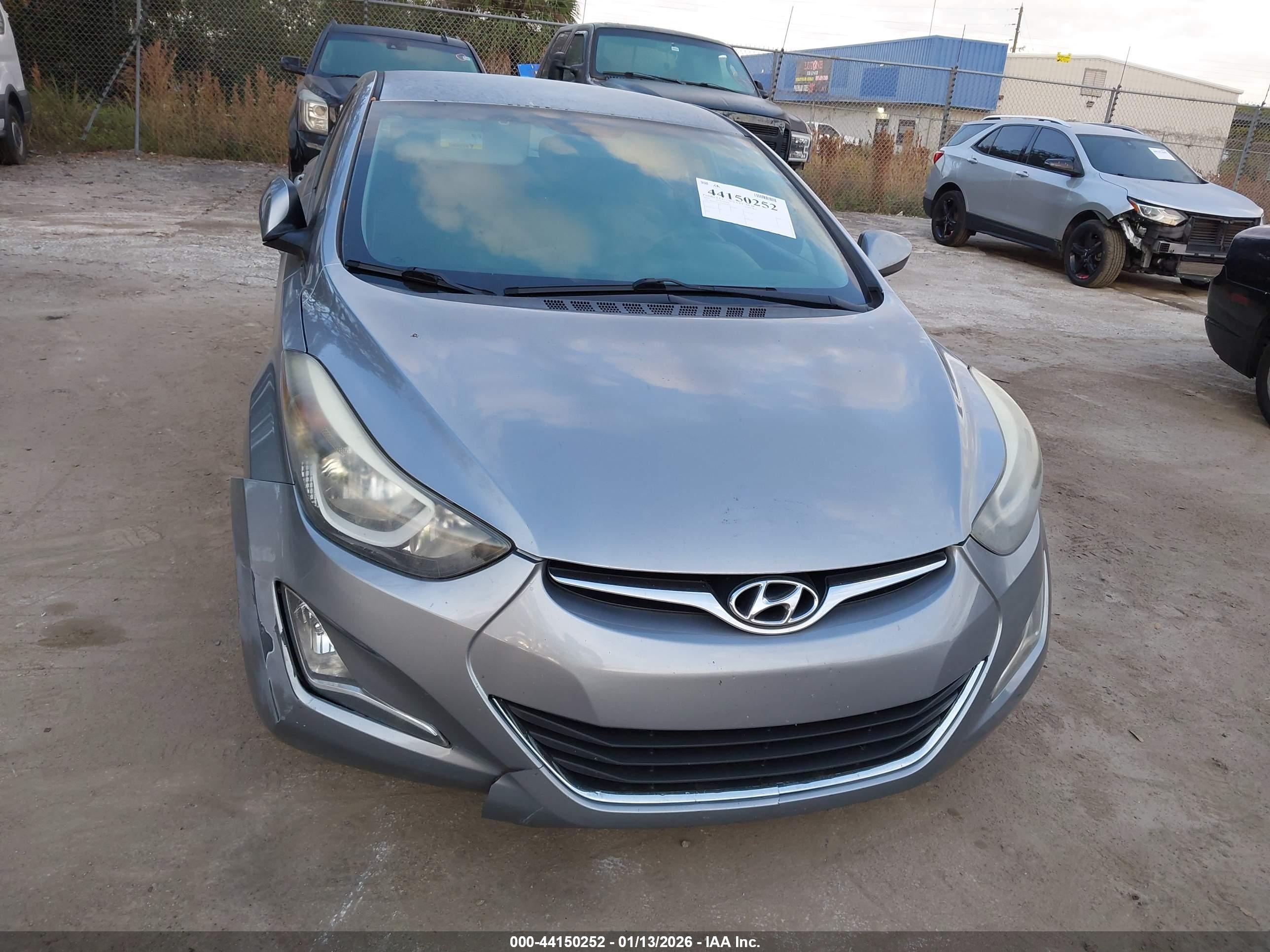 HYUNDAI ELANTRA image 6
