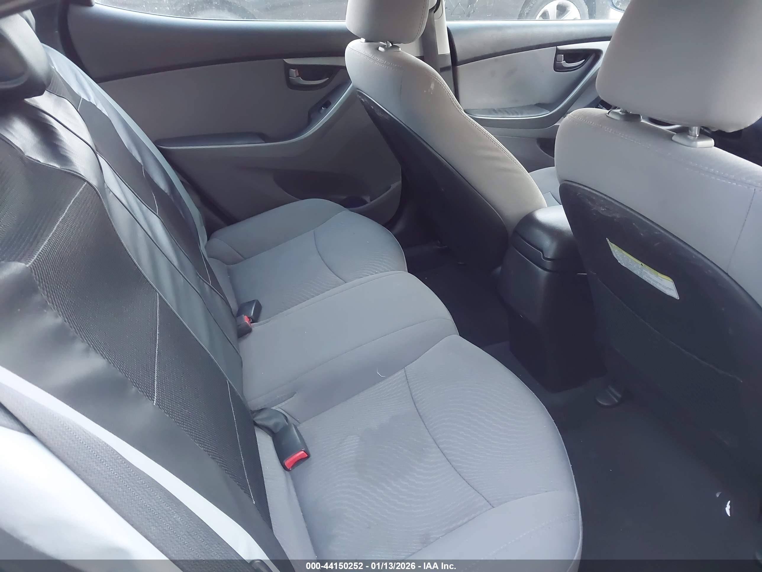 HYUNDAI ELANTRA image 8