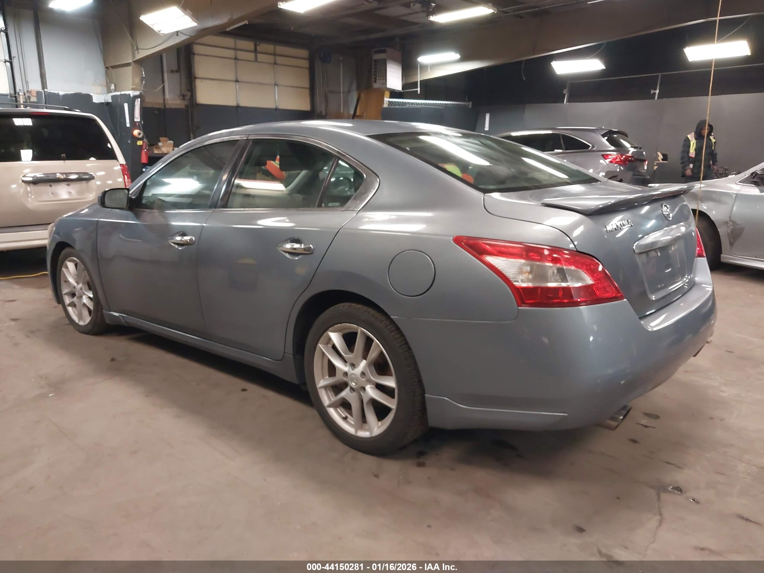 NISSAN MAXIMA image 3