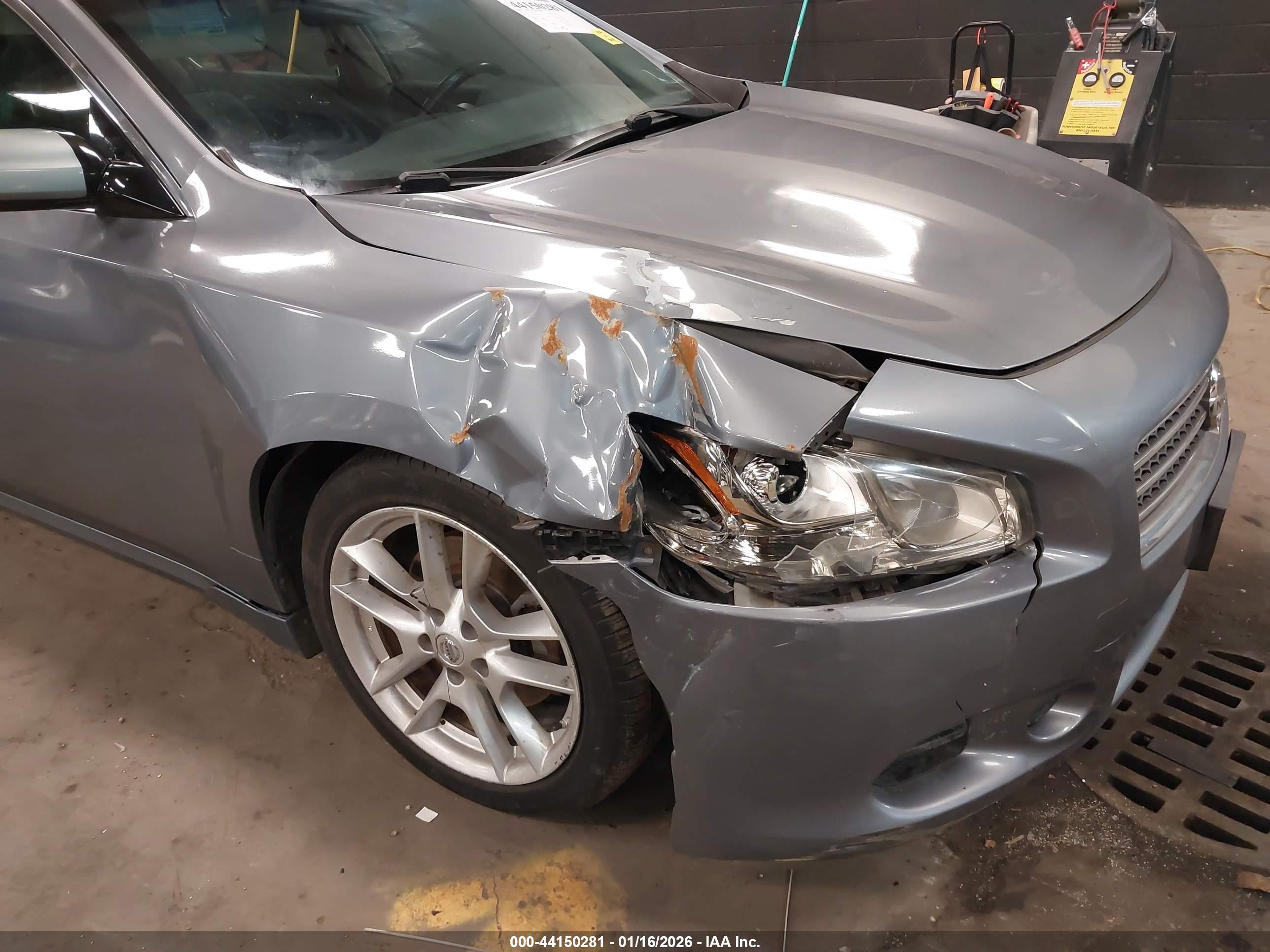 NISSAN MAXIMA image 6