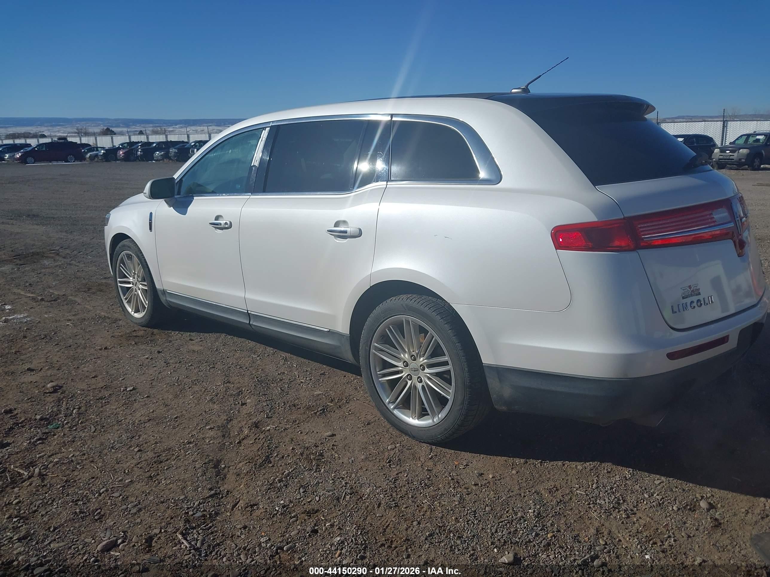 LINCOLN MKT image 3