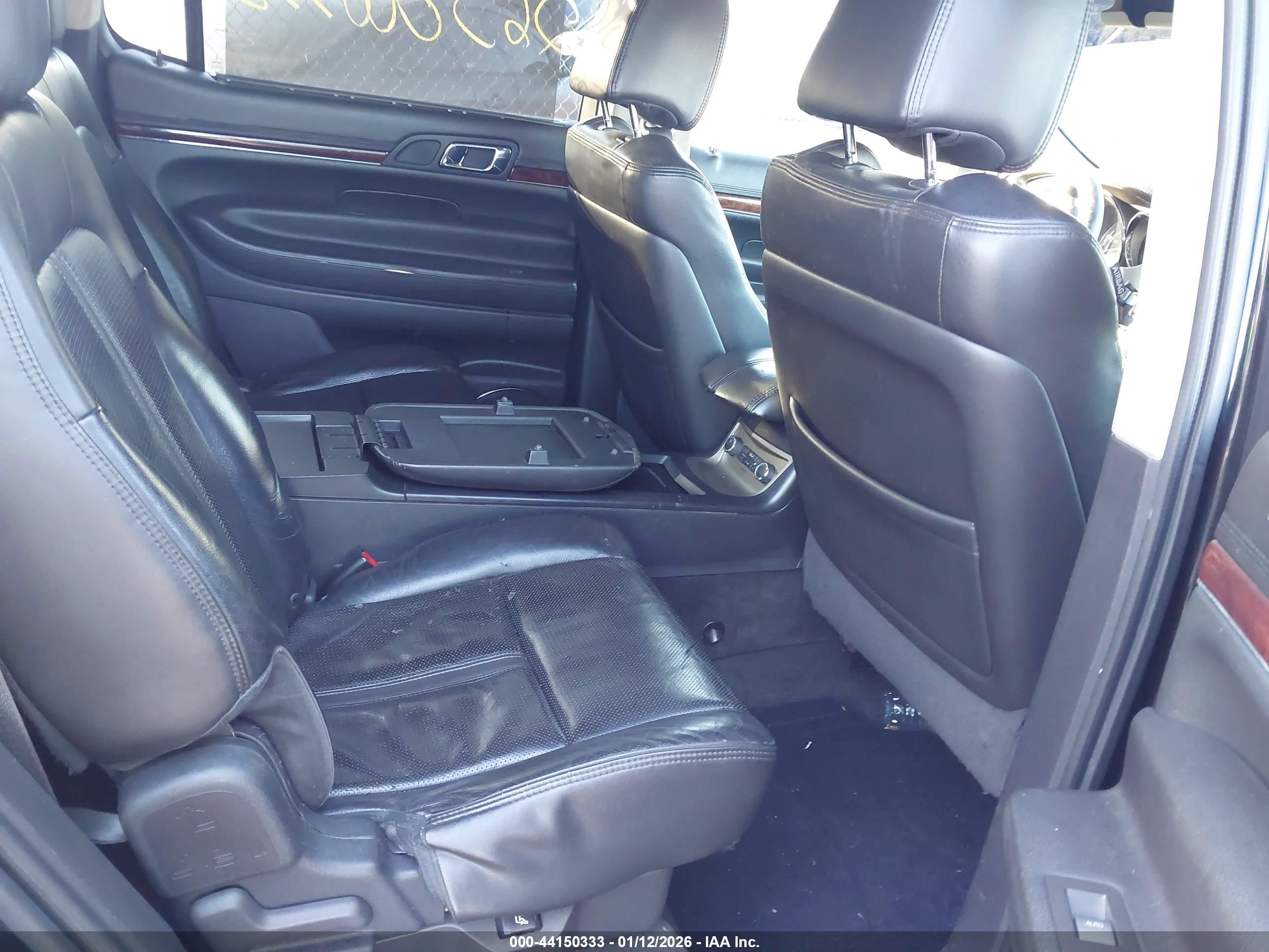 LINCOLN MKT image 8