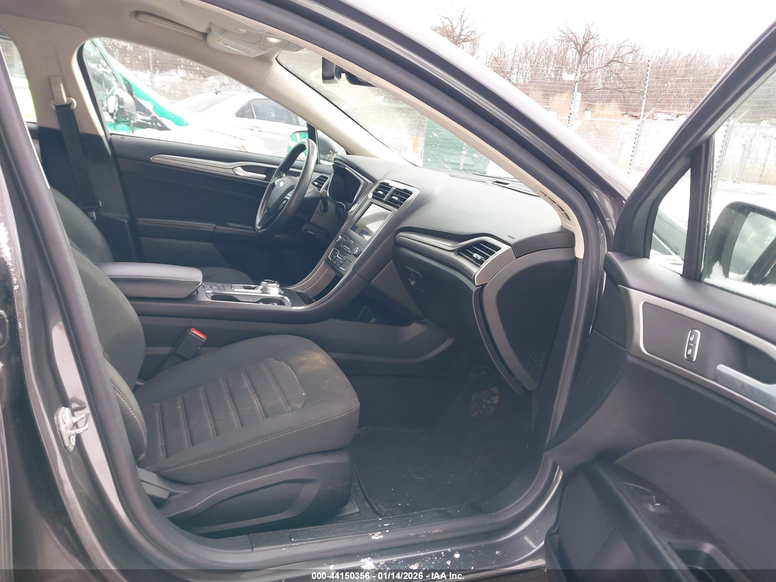 FORD FUSION image 5