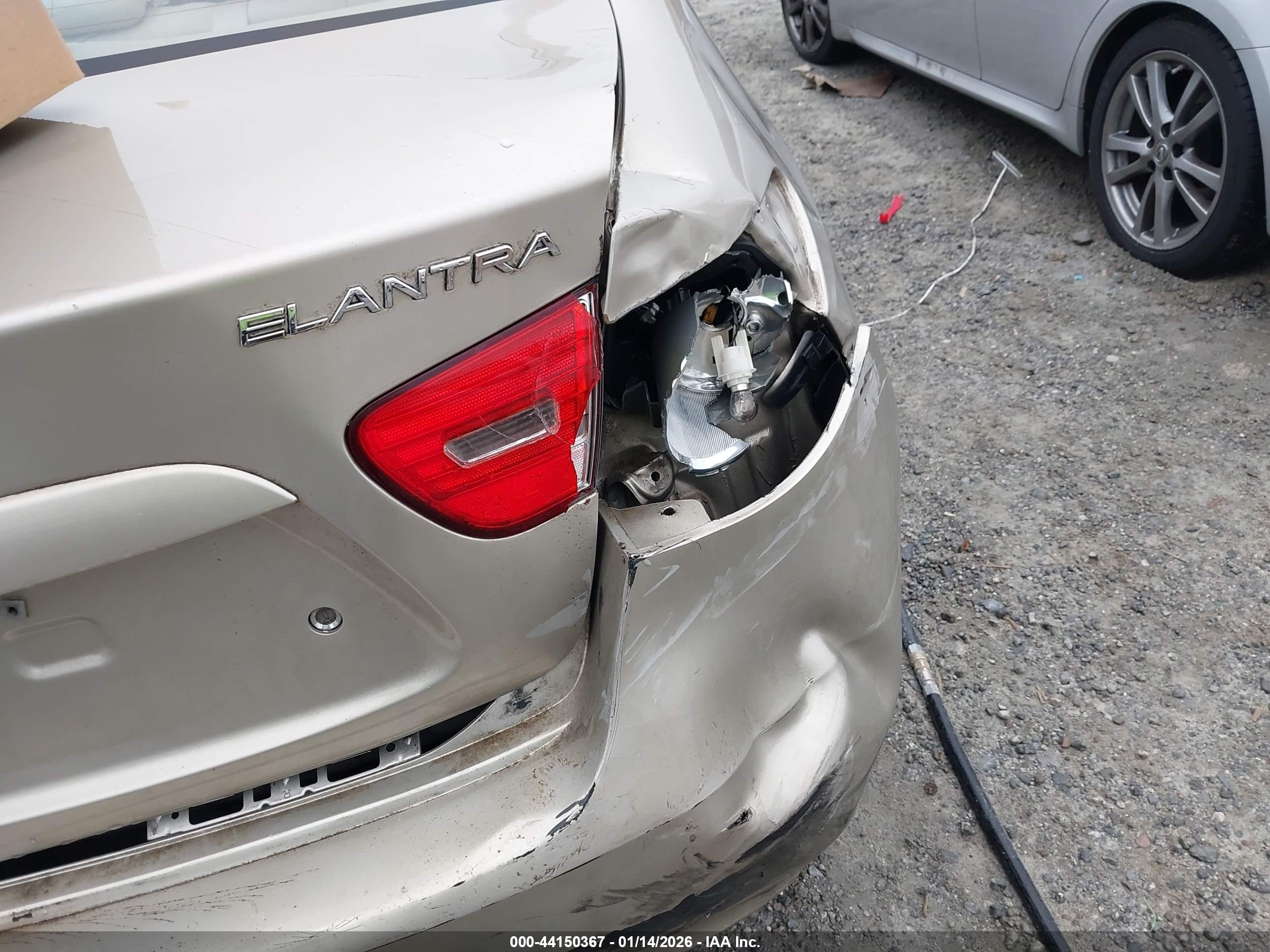 HYUNDAI ELANTRA image 6