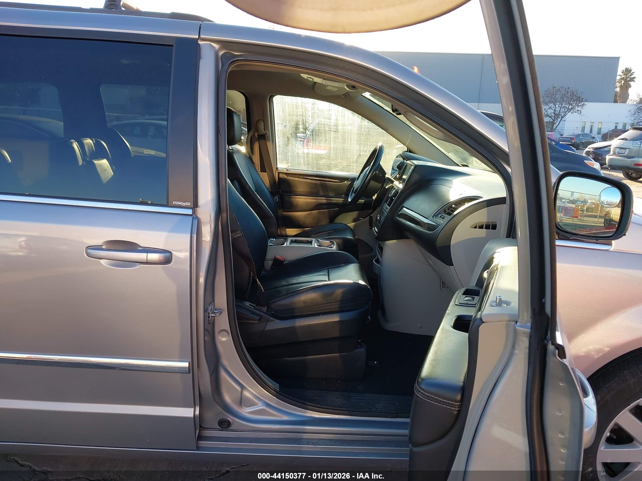 CHRYSLER TOWN image 5