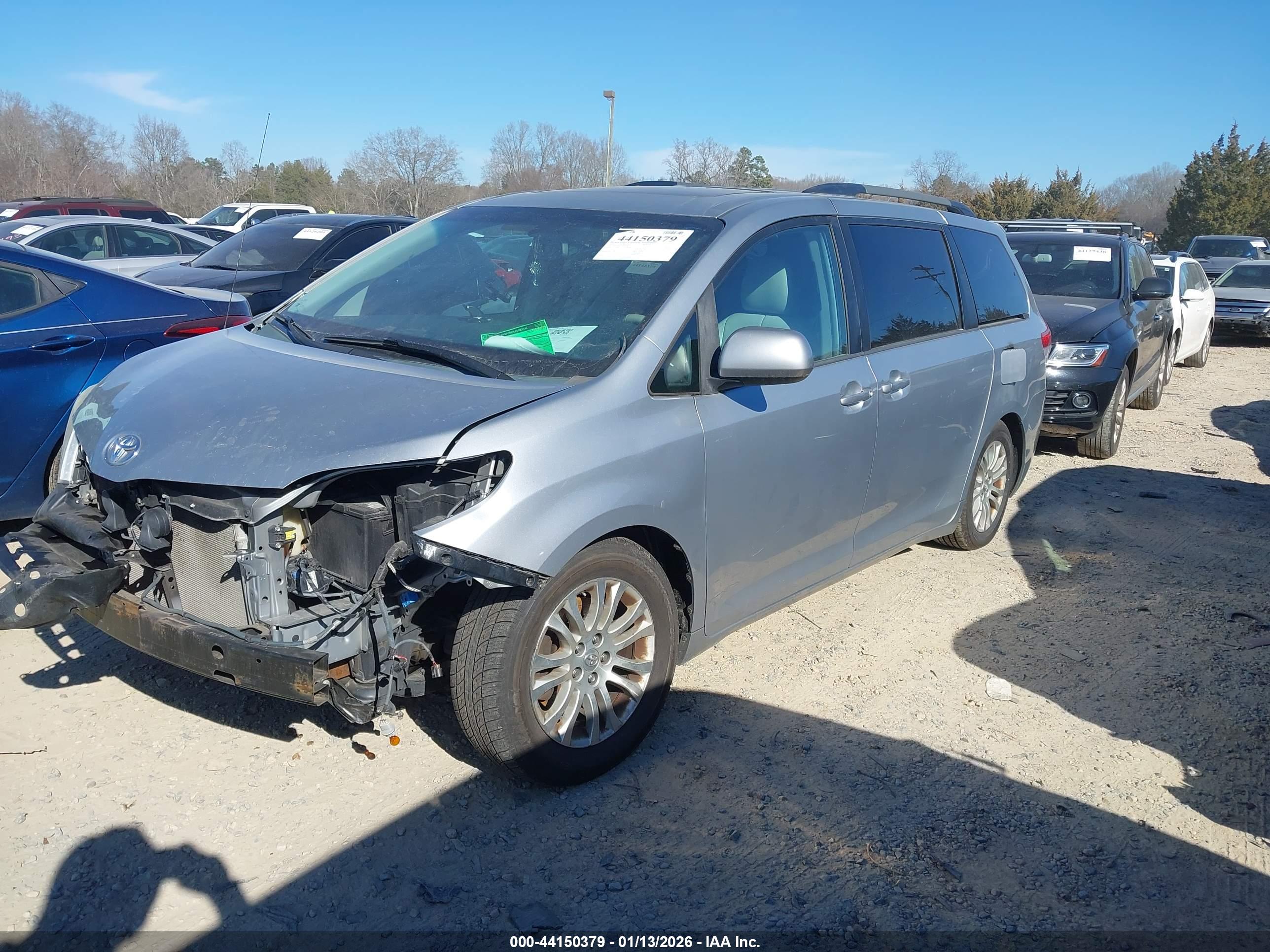 TOYOTA SIENNA image 2