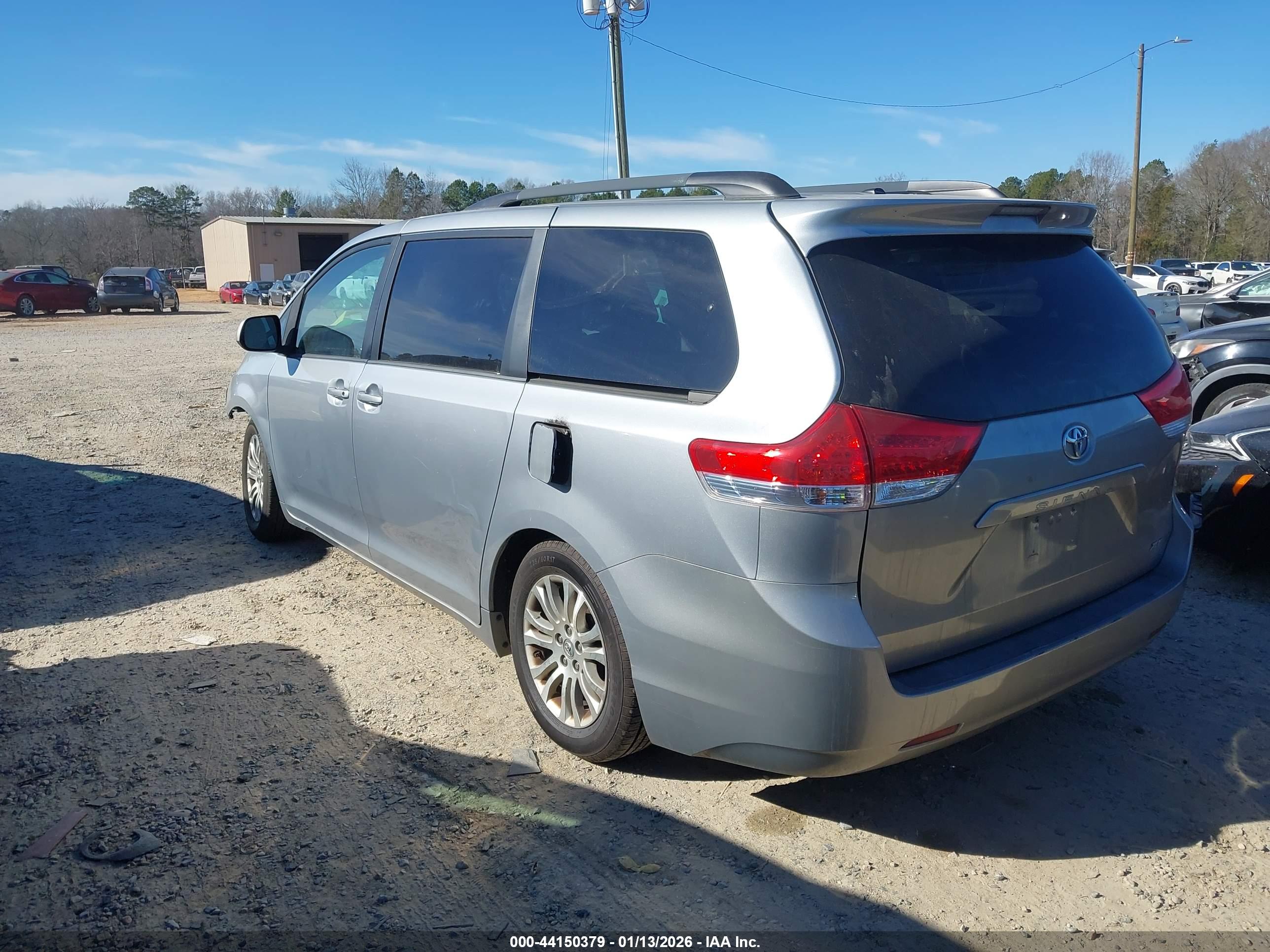 TOYOTA SIENNA image 3