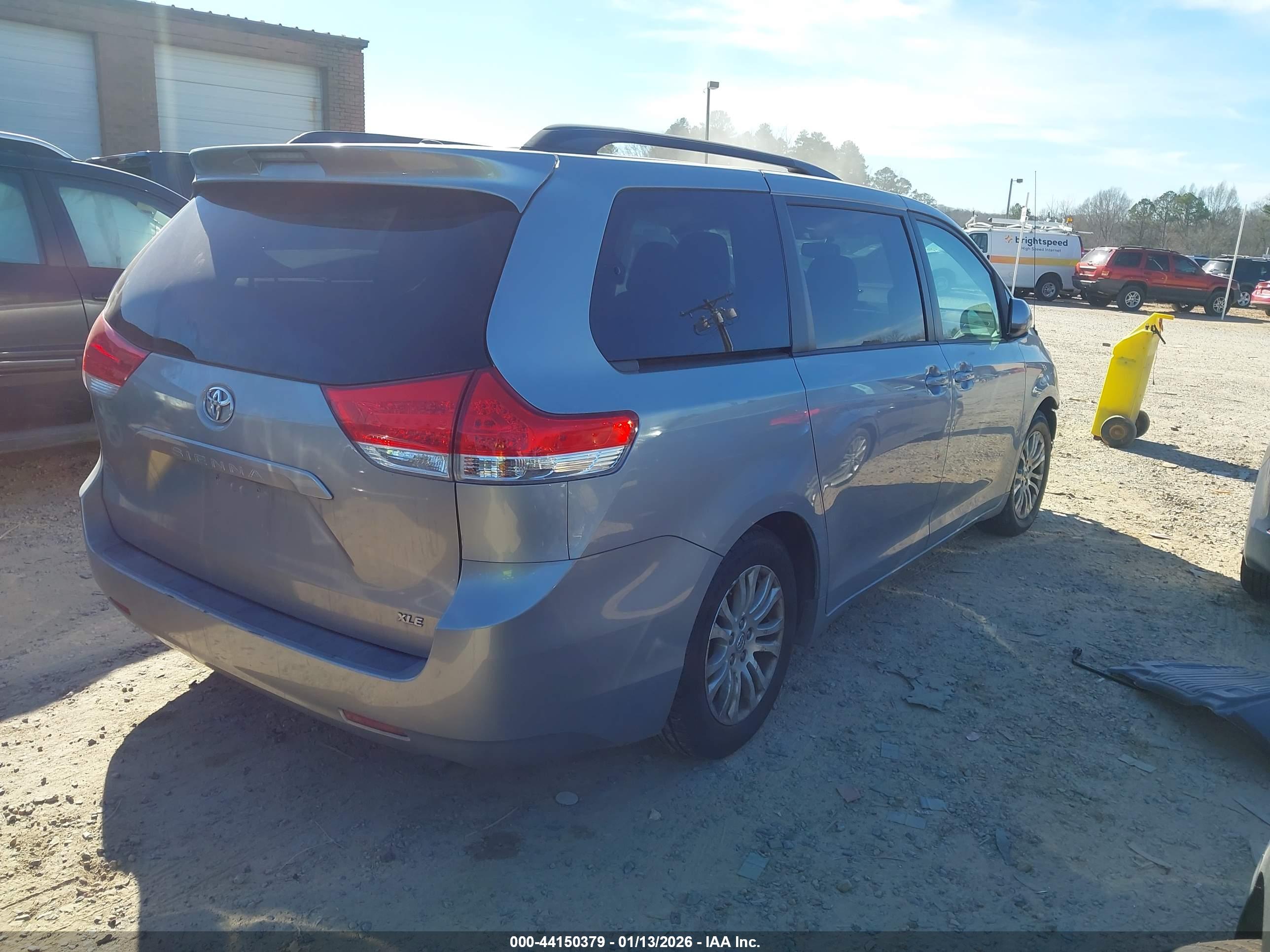 TOYOTA SIENNA image 4