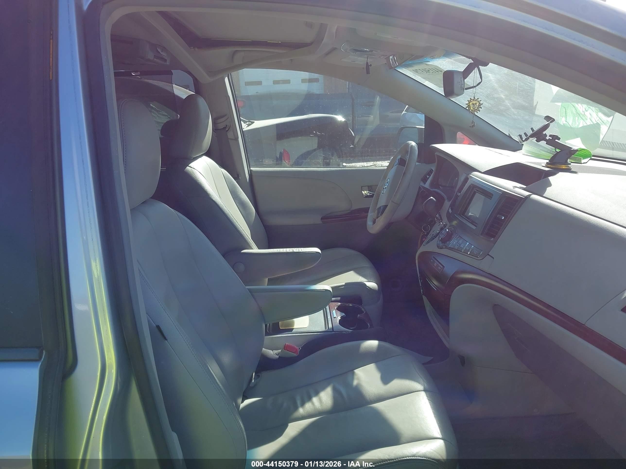 TOYOTA SIENNA image 5