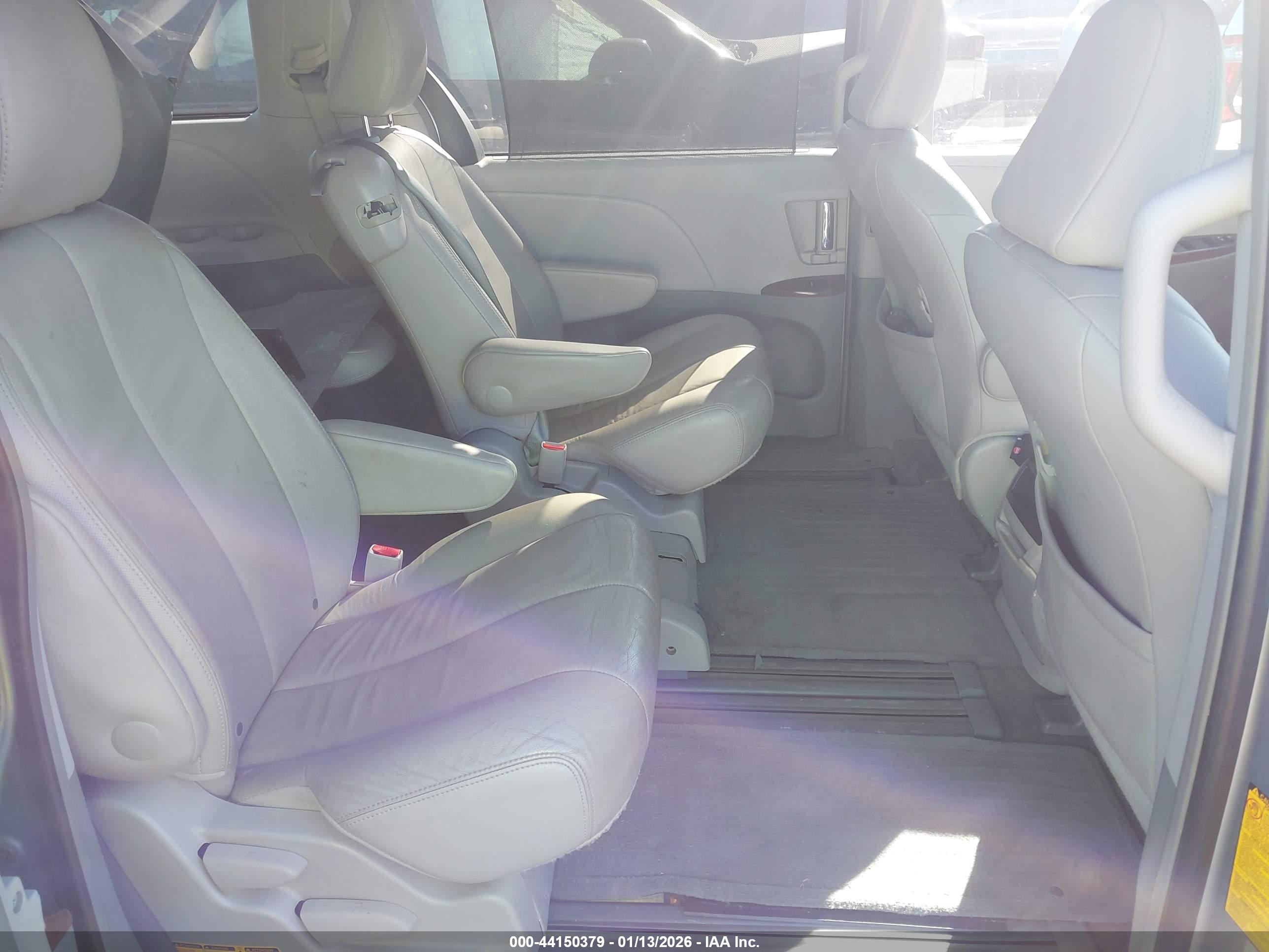 TOYOTA SIENNA image 8
