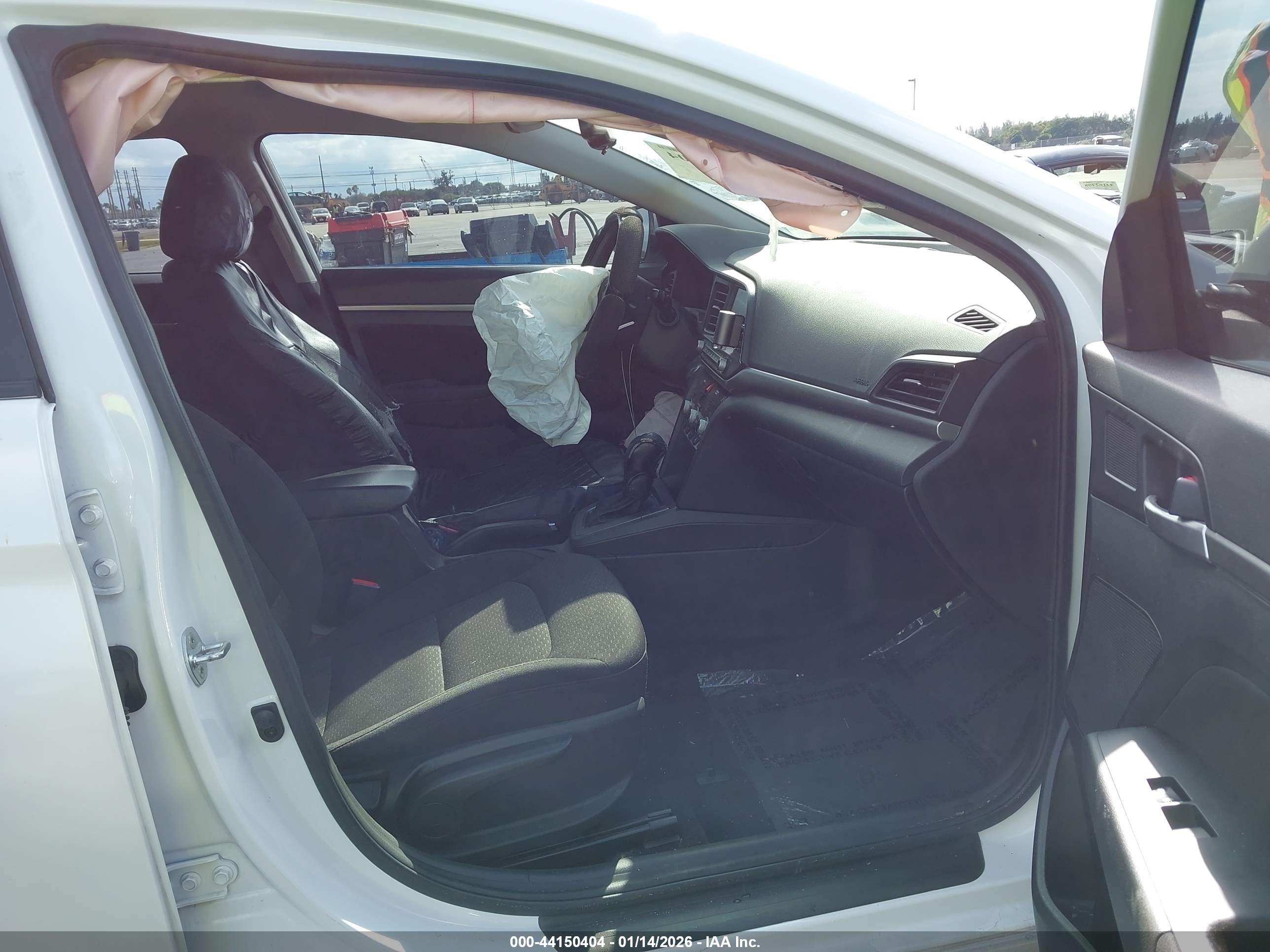 HYUNDAI ELANTRA image 5