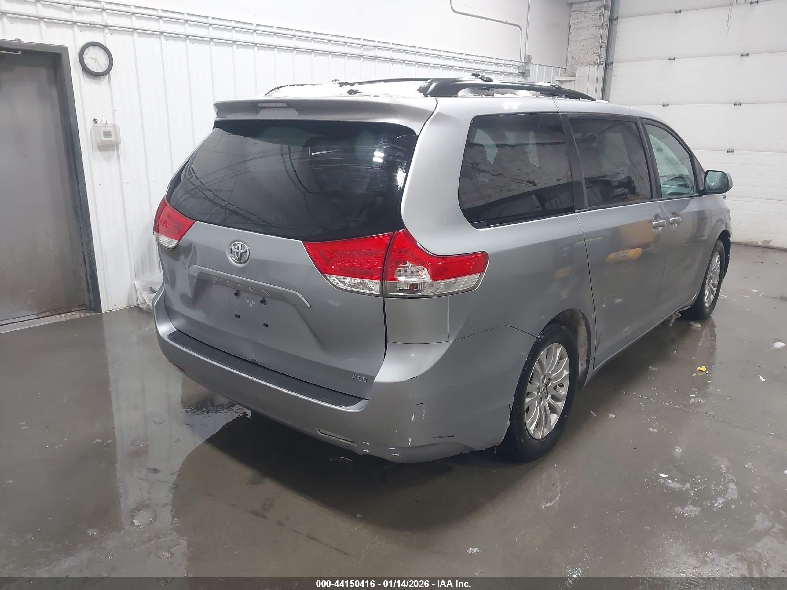 TOYOTA SIENNA image 4