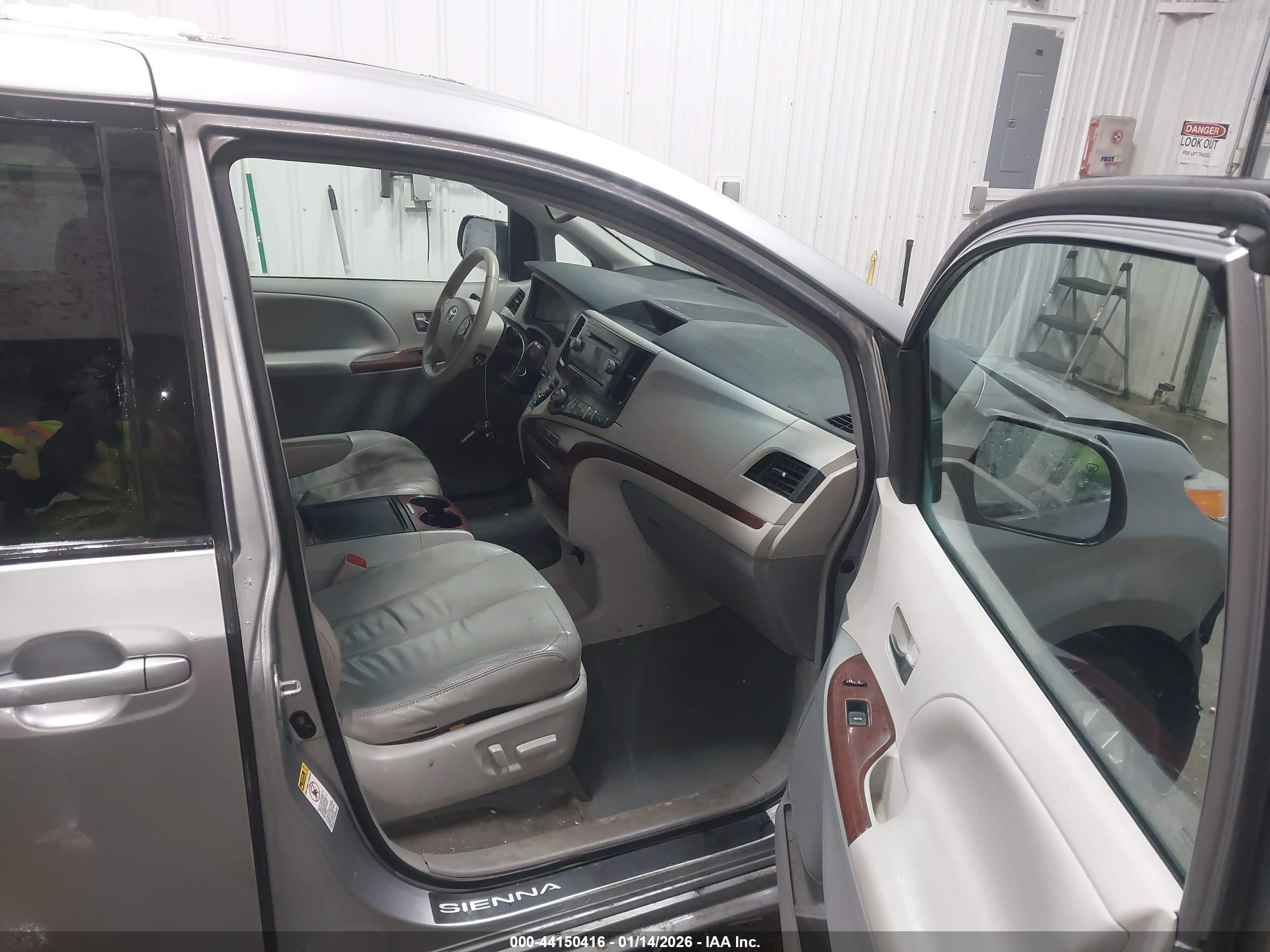 TOYOTA SIENNA image 5