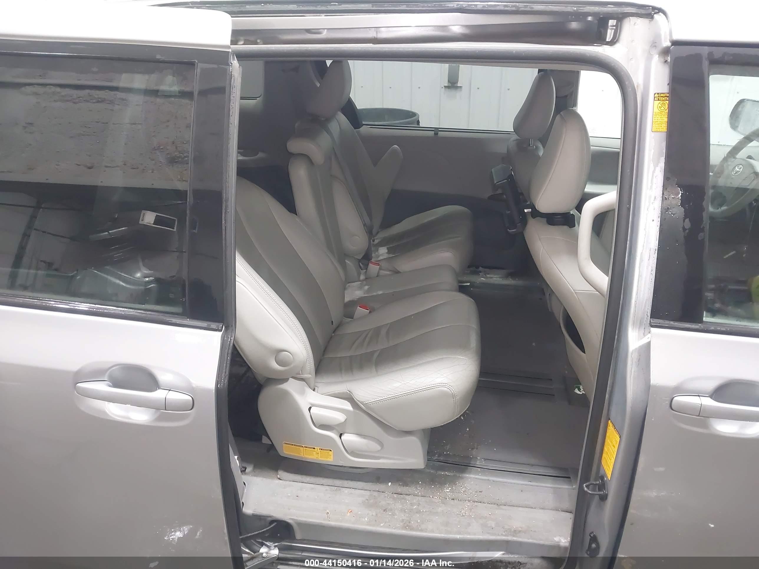 TOYOTA SIENNA image 8