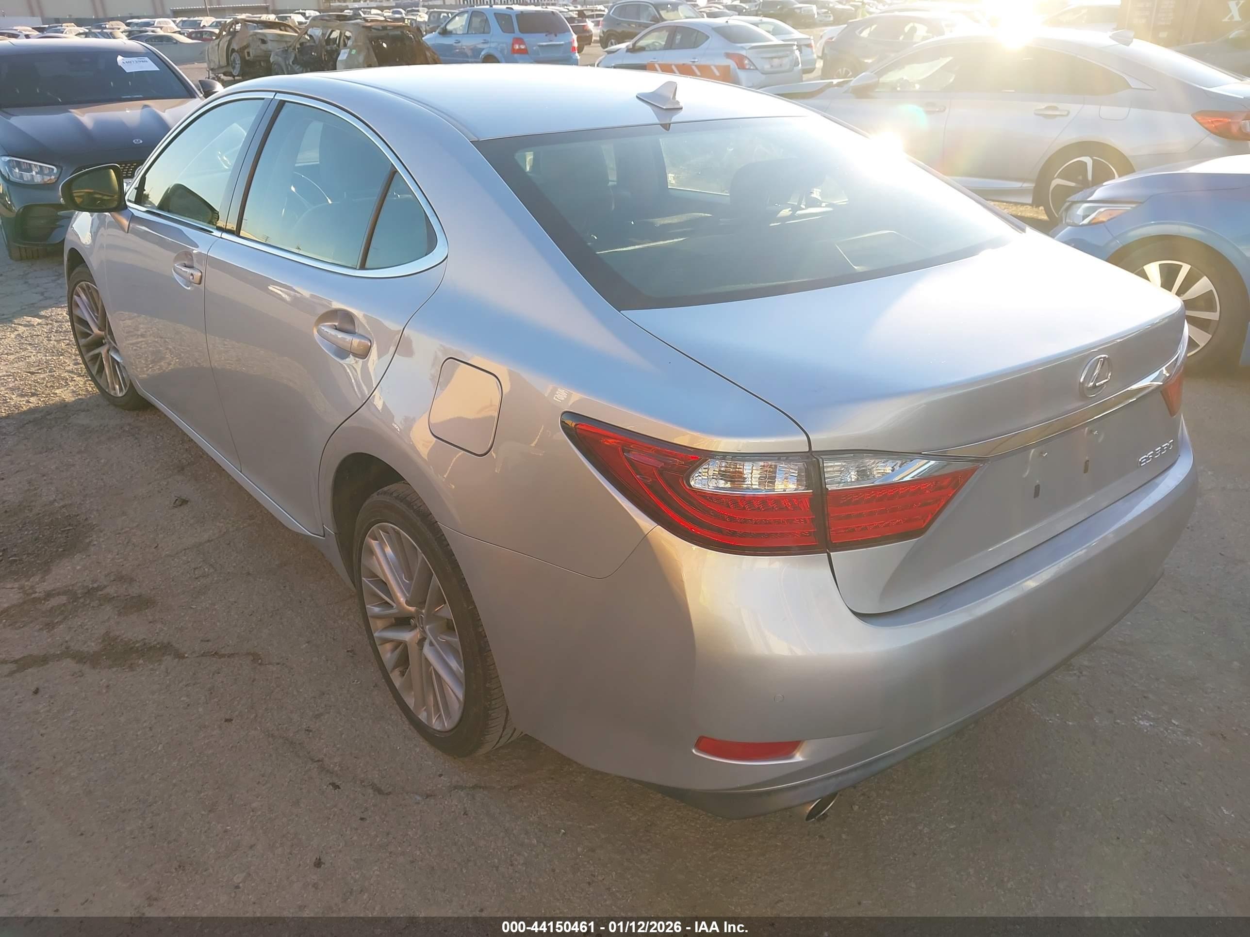 LEXUS ES image 3