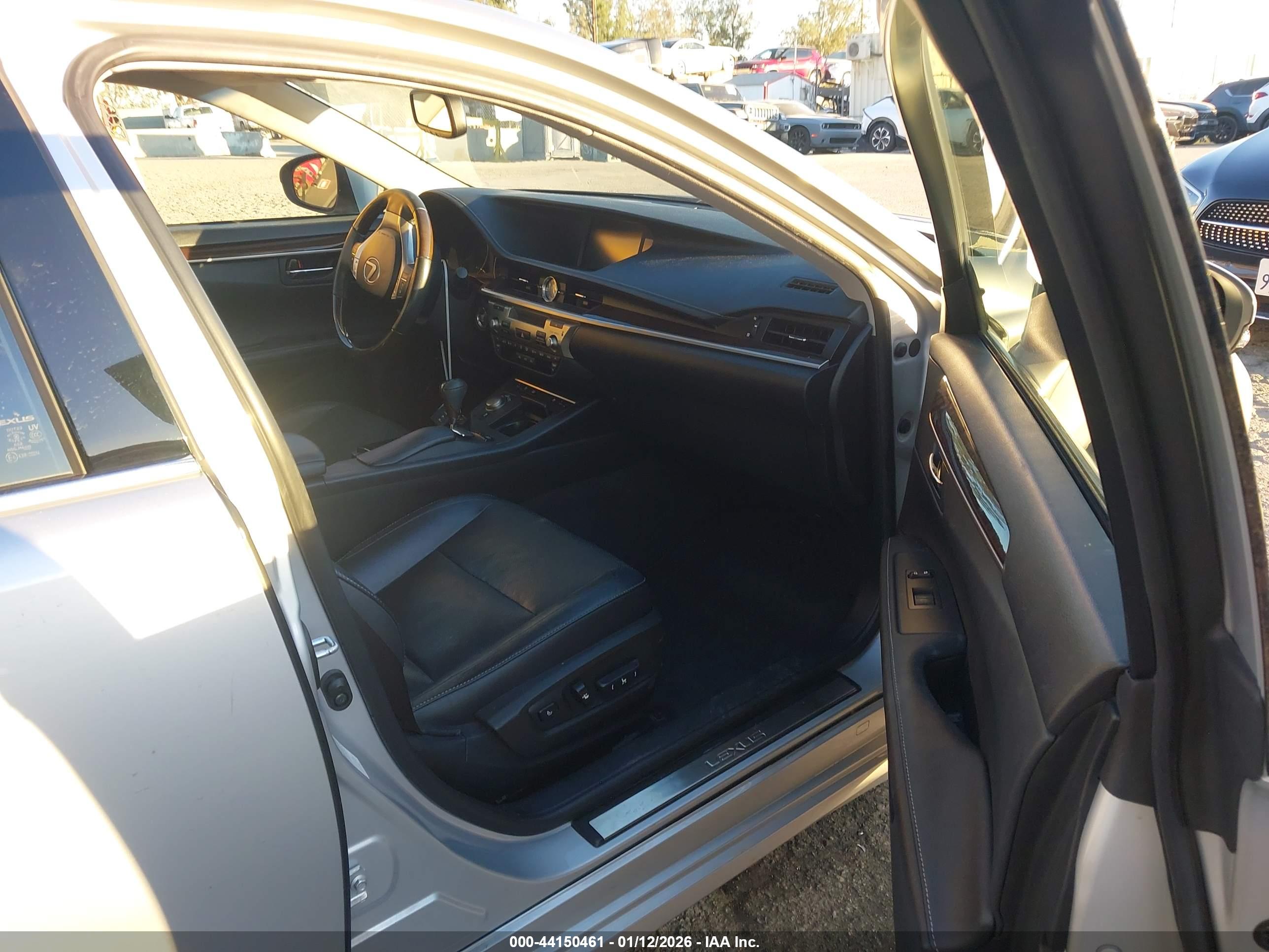 LEXUS ES image 5