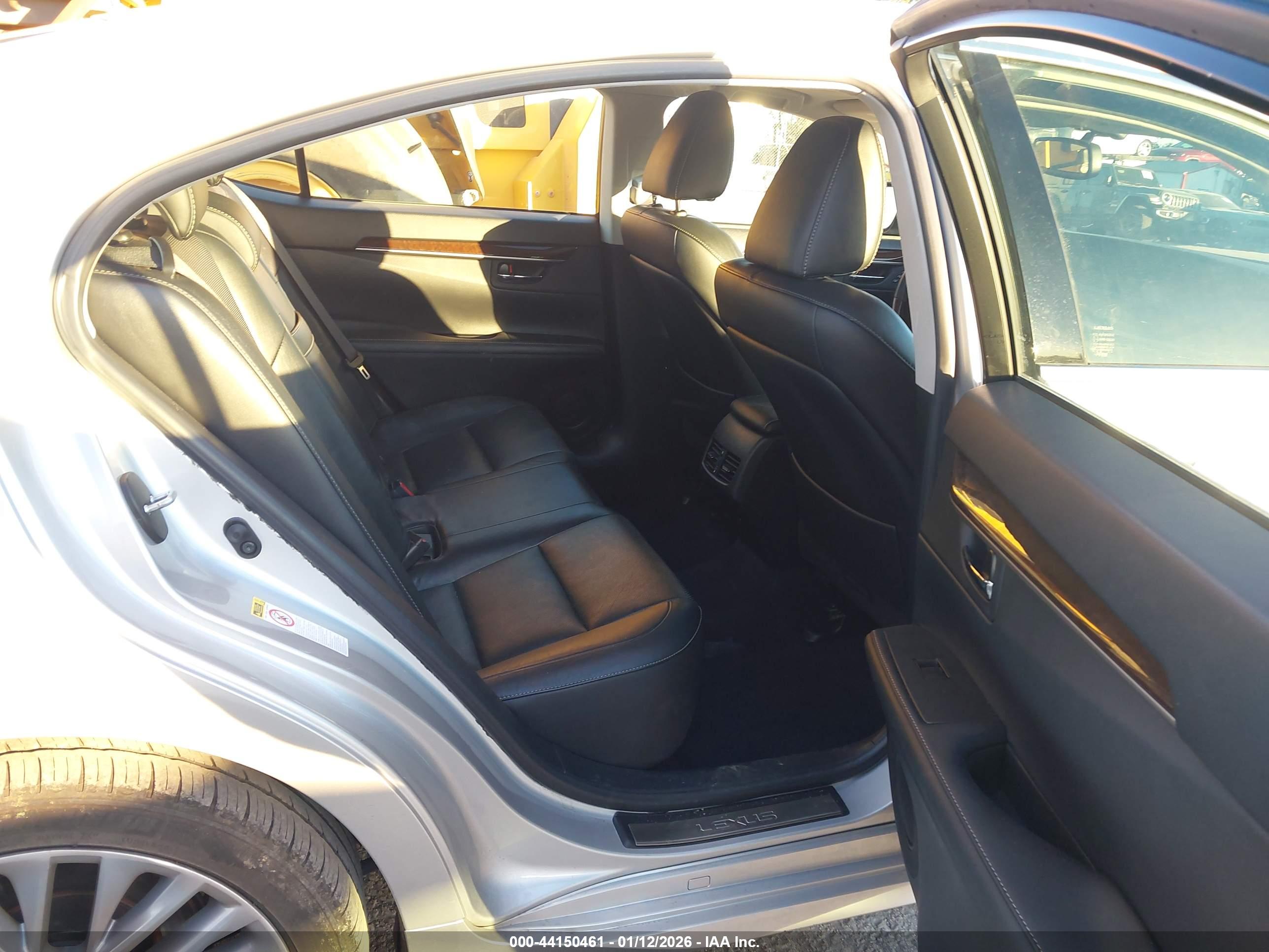 LEXUS ES image 8