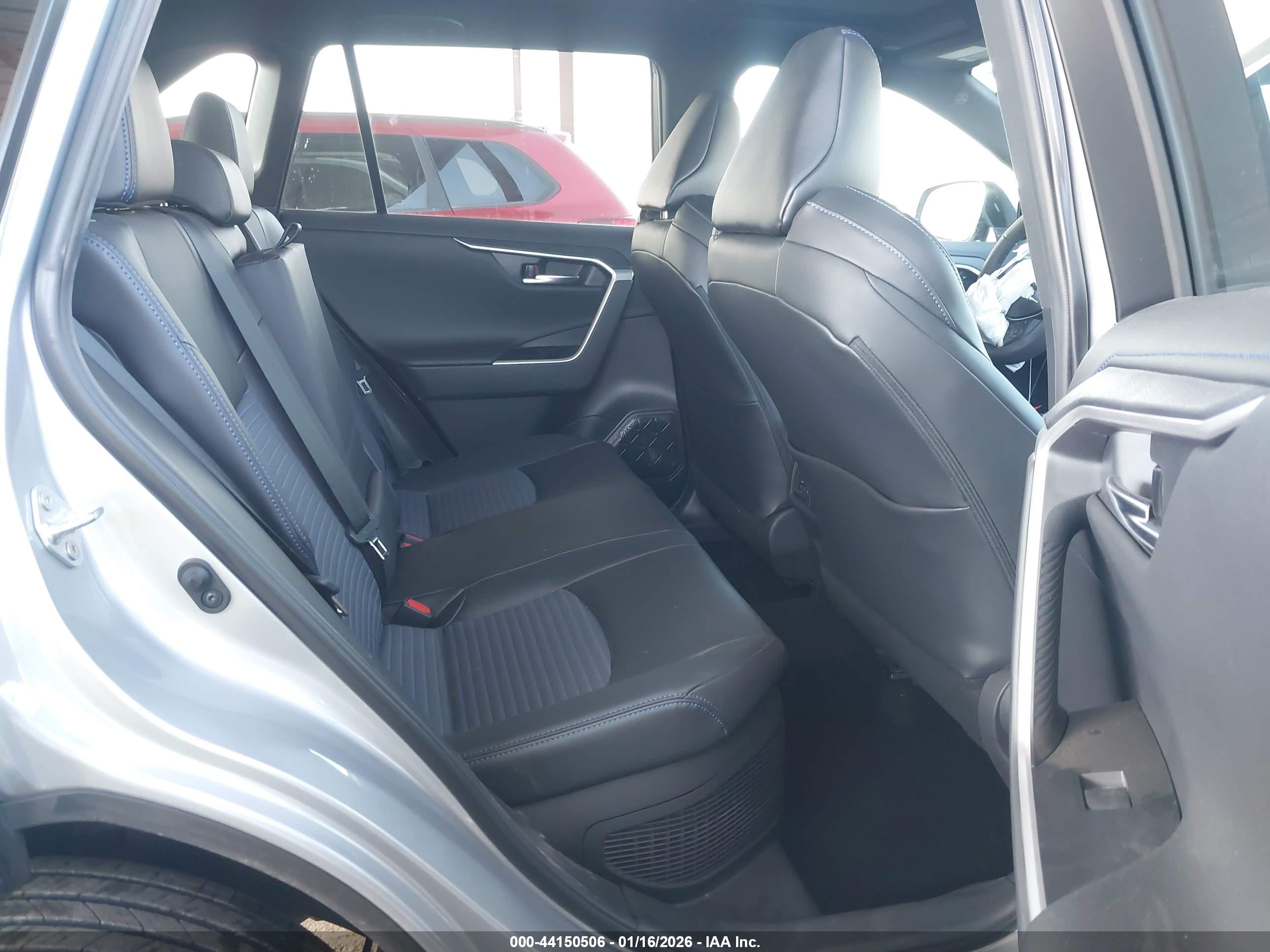 TOYOTA RAV4 image 8