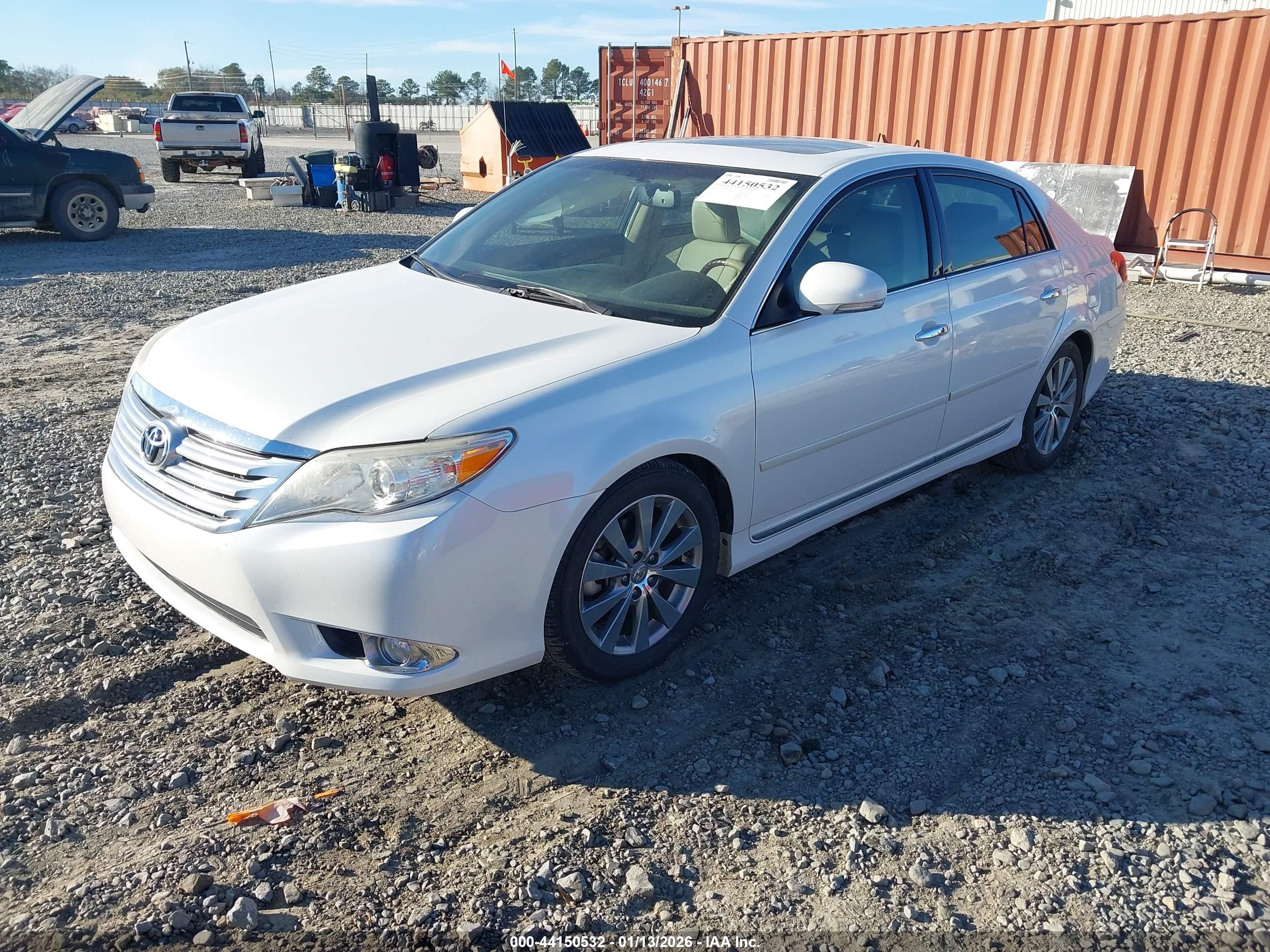 TOYOTA AVALON image 2