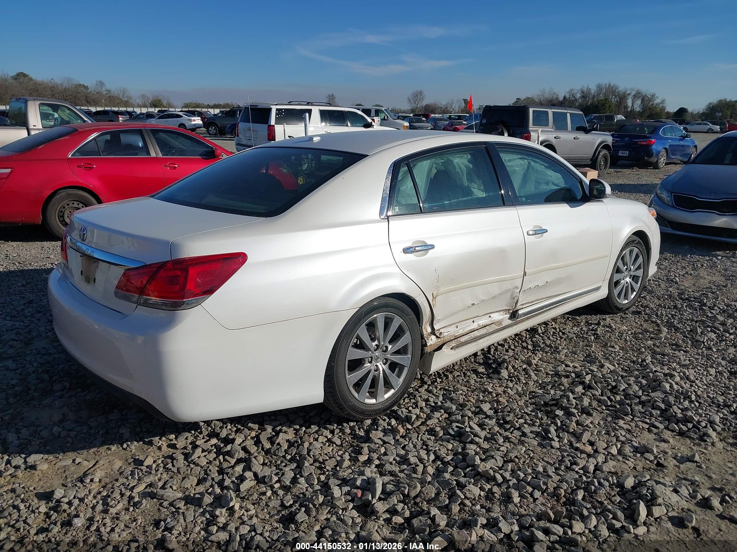 TOYOTA AVALON image 4
