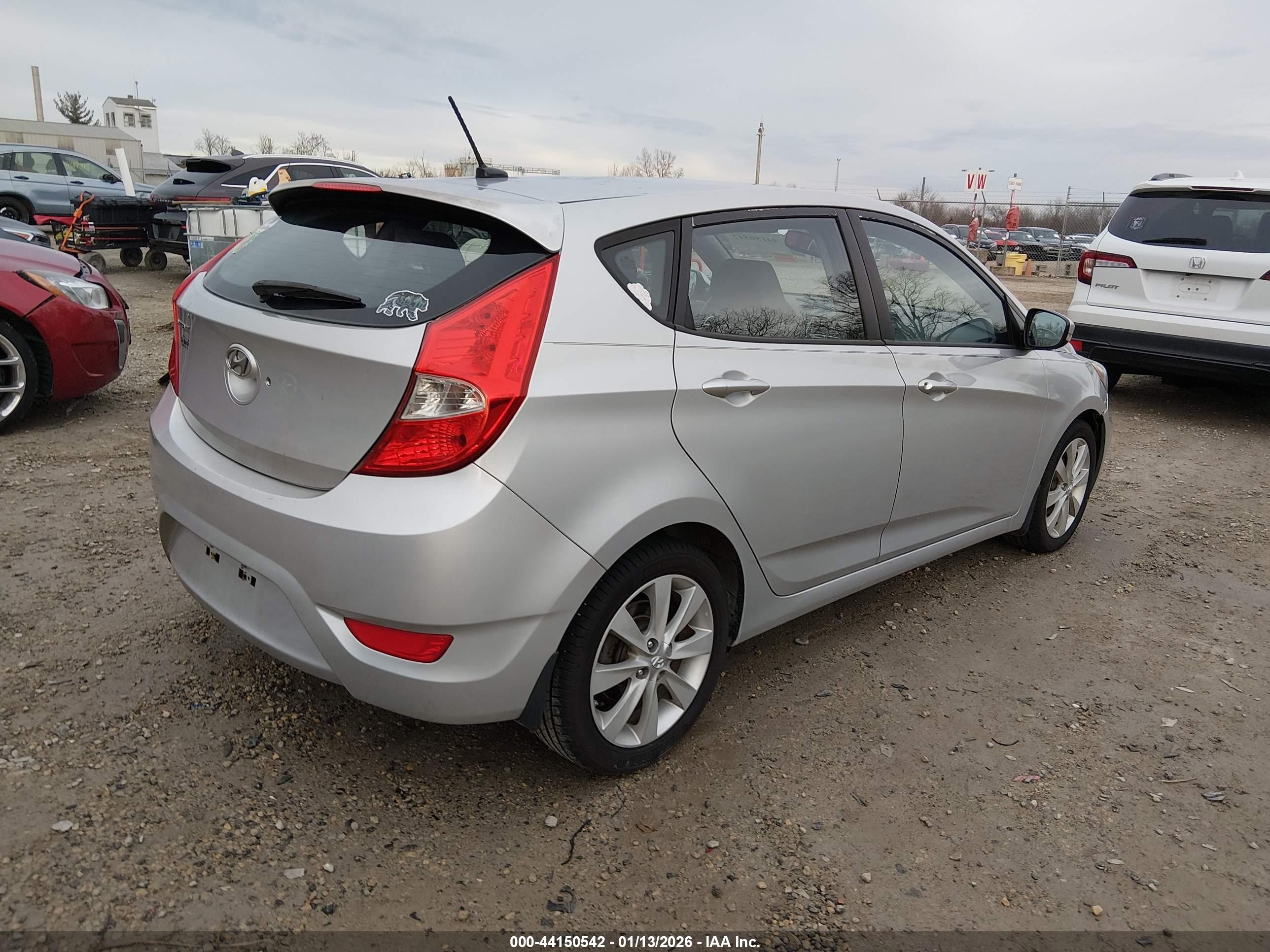 HYUNDAI ACCENT image 4