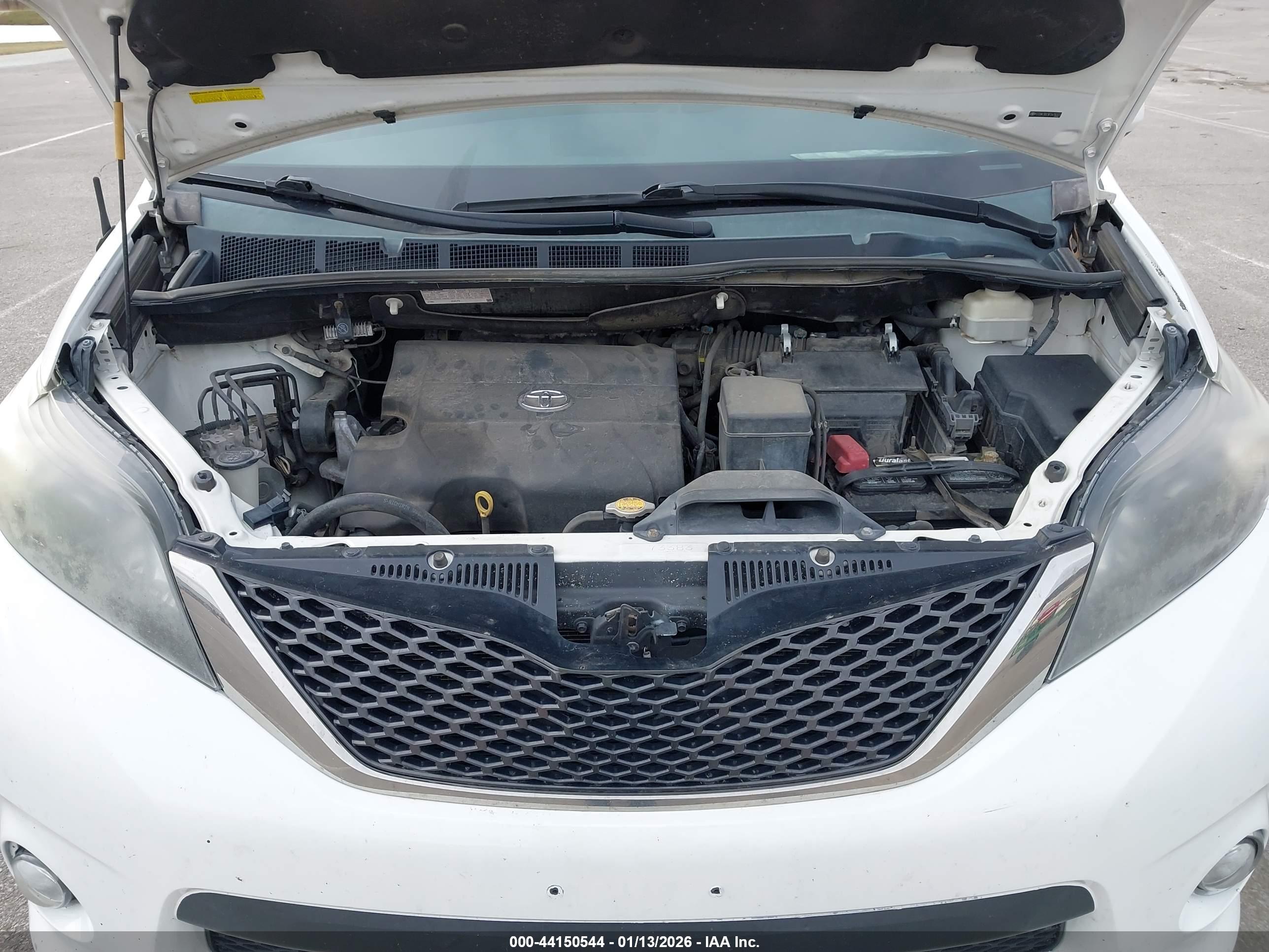 TOYOTA SIENNA image 10