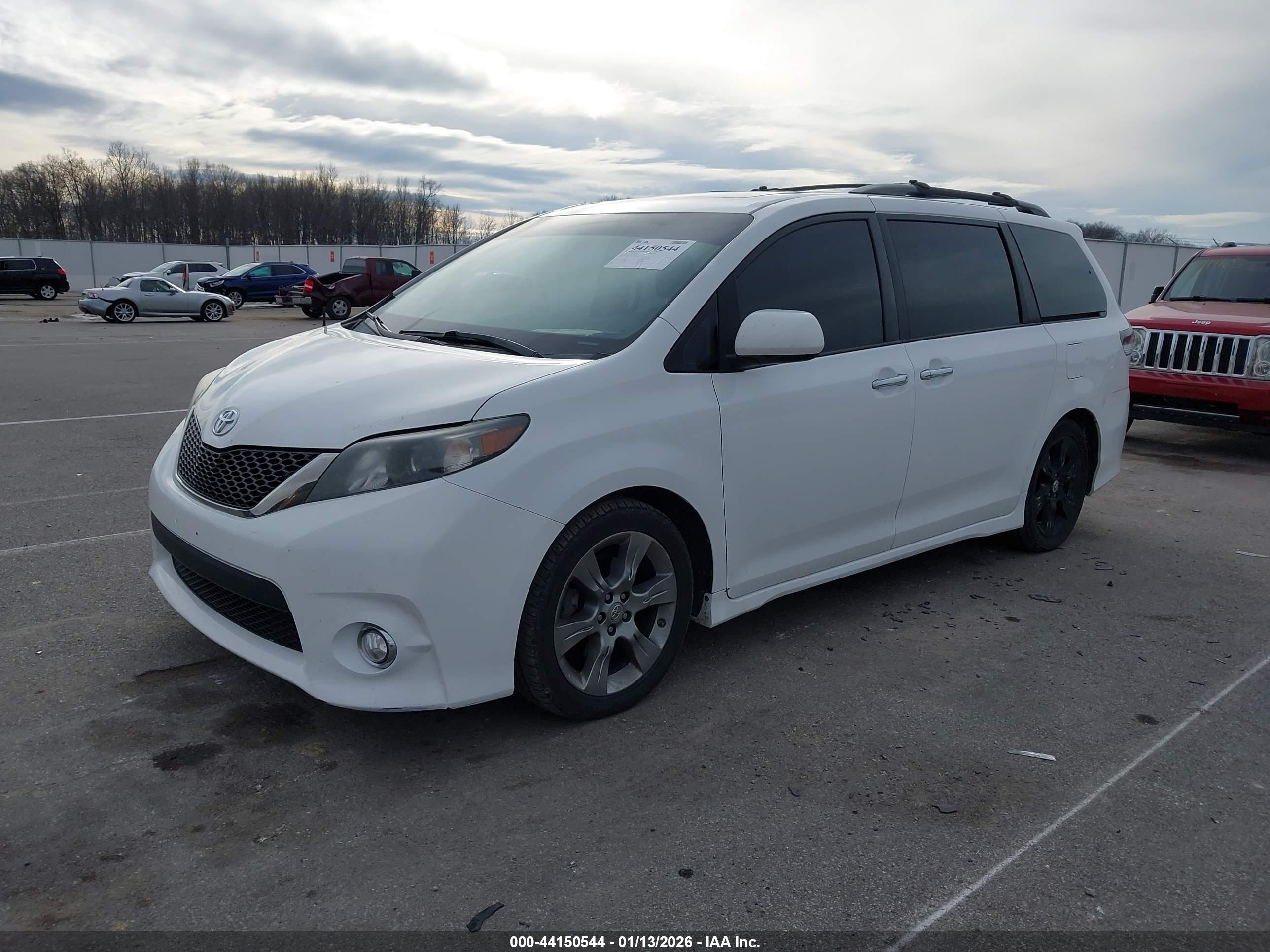 TOYOTA SIENNA image 2