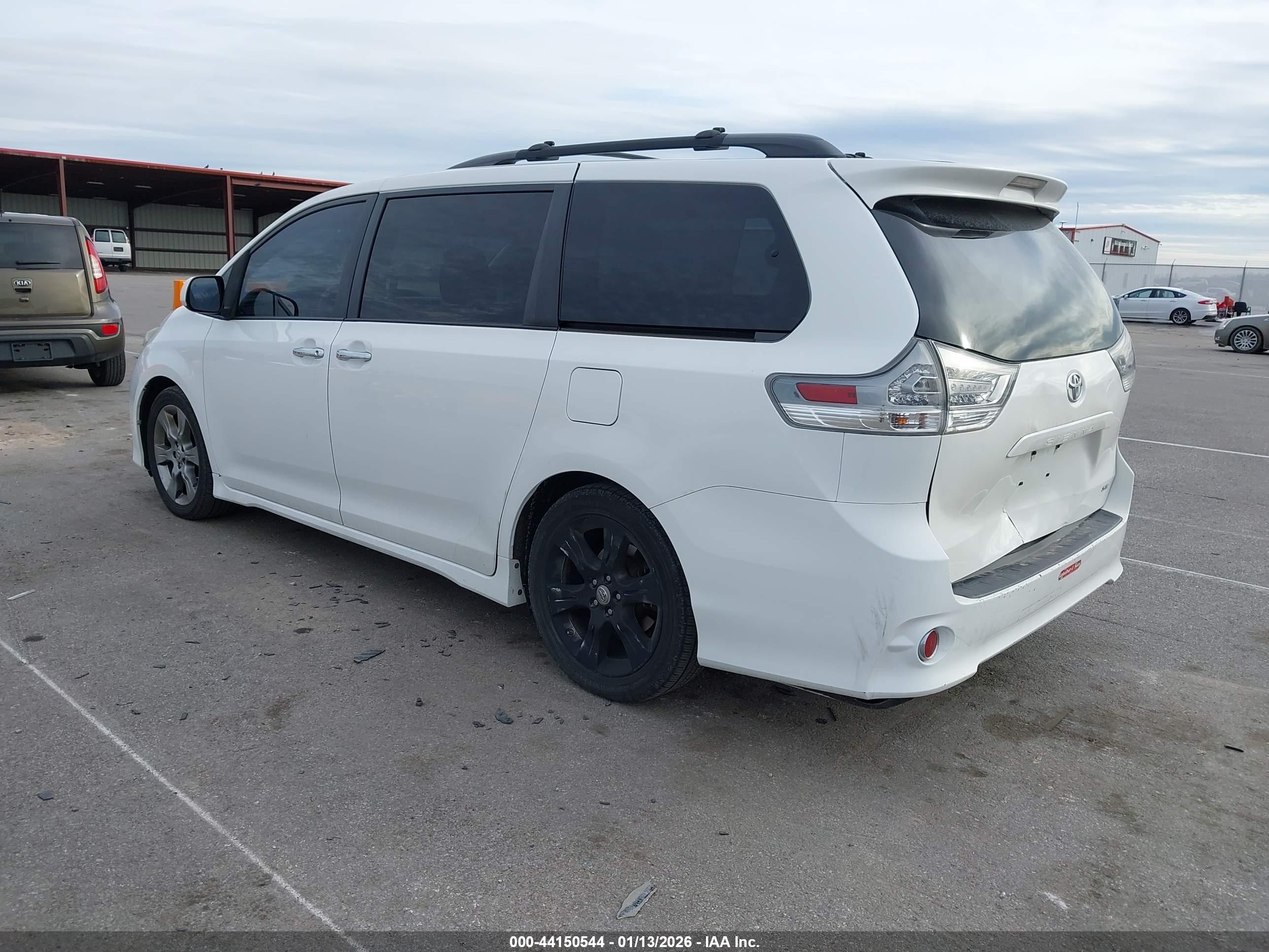 TOYOTA SIENNA image 3