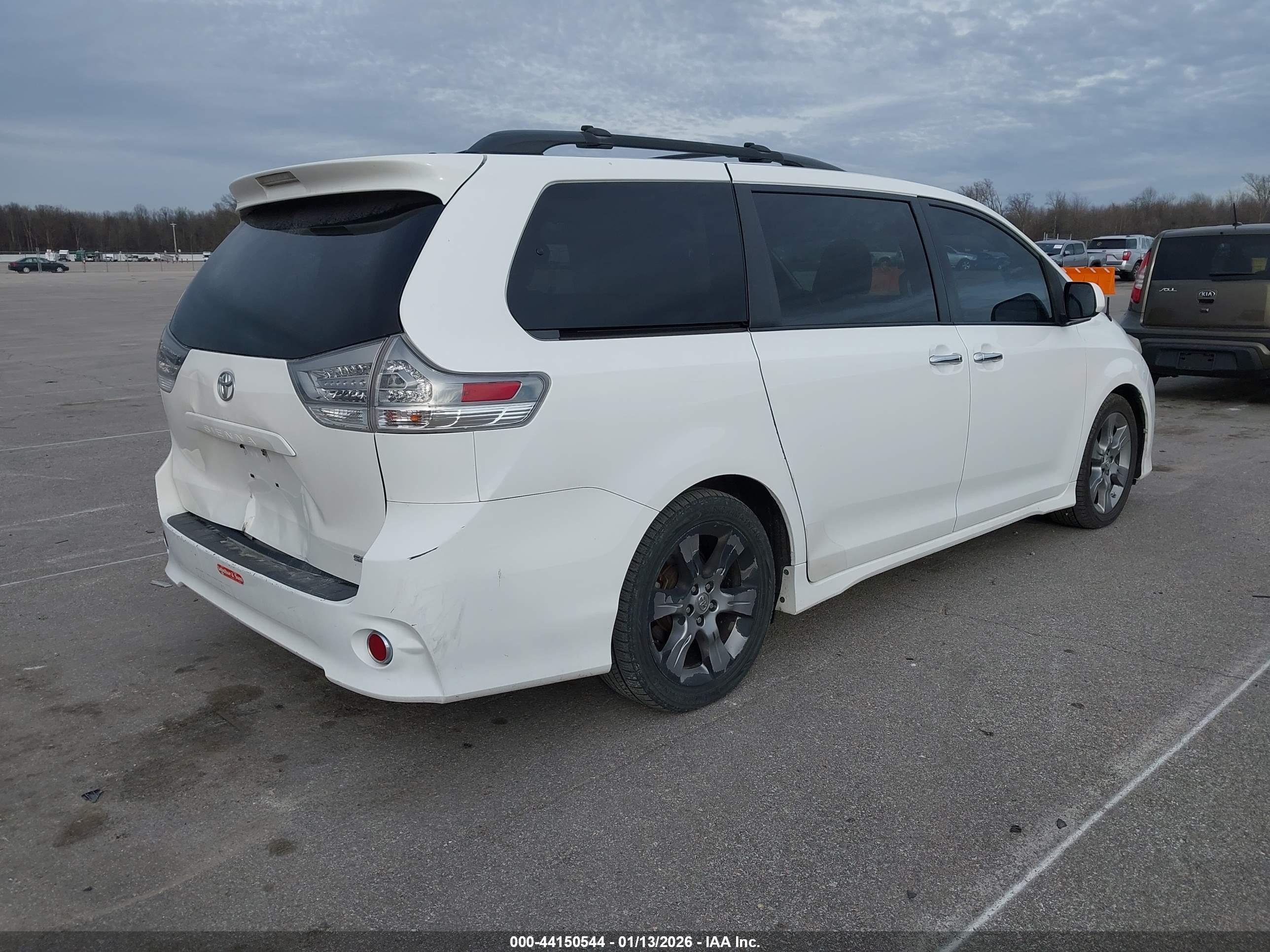 TOYOTA SIENNA image 4